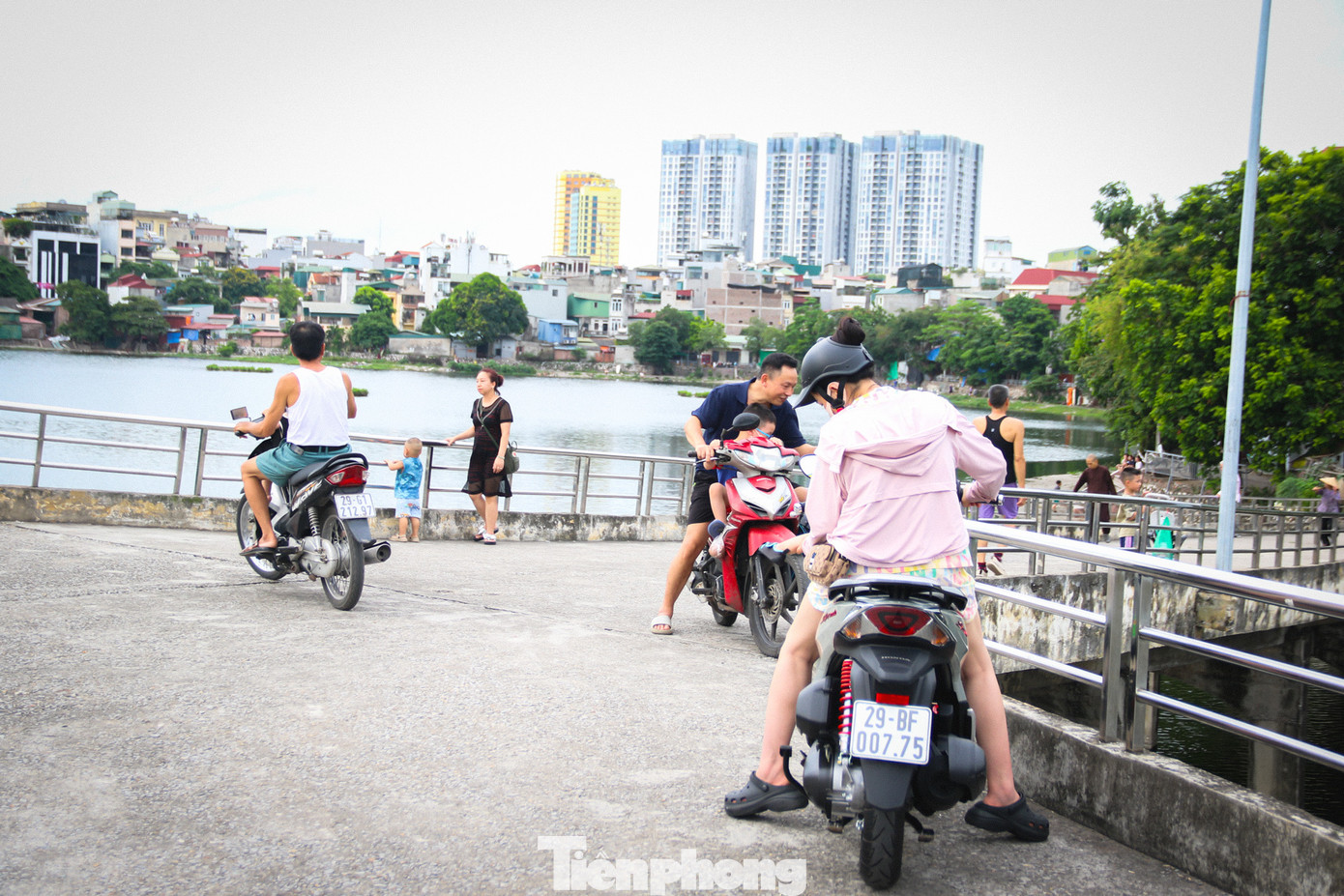 Tuy nhiên, sau khi hạ rào, phía ngoài rất nhiều xe máy luồn lách, ô tô trèo vỉa hè để đi vào bên trong công viên; phía trong các phương tiện hồn nhiên dừng đỗ, chiếm hết phần đường đi bộ. (Ảnh chụp chiều 18/6) Tuy nhiên, sau khi hạ rào, phía ngoài rất nhiều xe máy luồn lách, ô tô trèo vỉa hè để đi vào bên trong công viên; phía trong các phương tiện hồn nhiên dừng đỗ, chiếm hết phần đường đi bộ. (Ảnh chụp chiều 18/6)