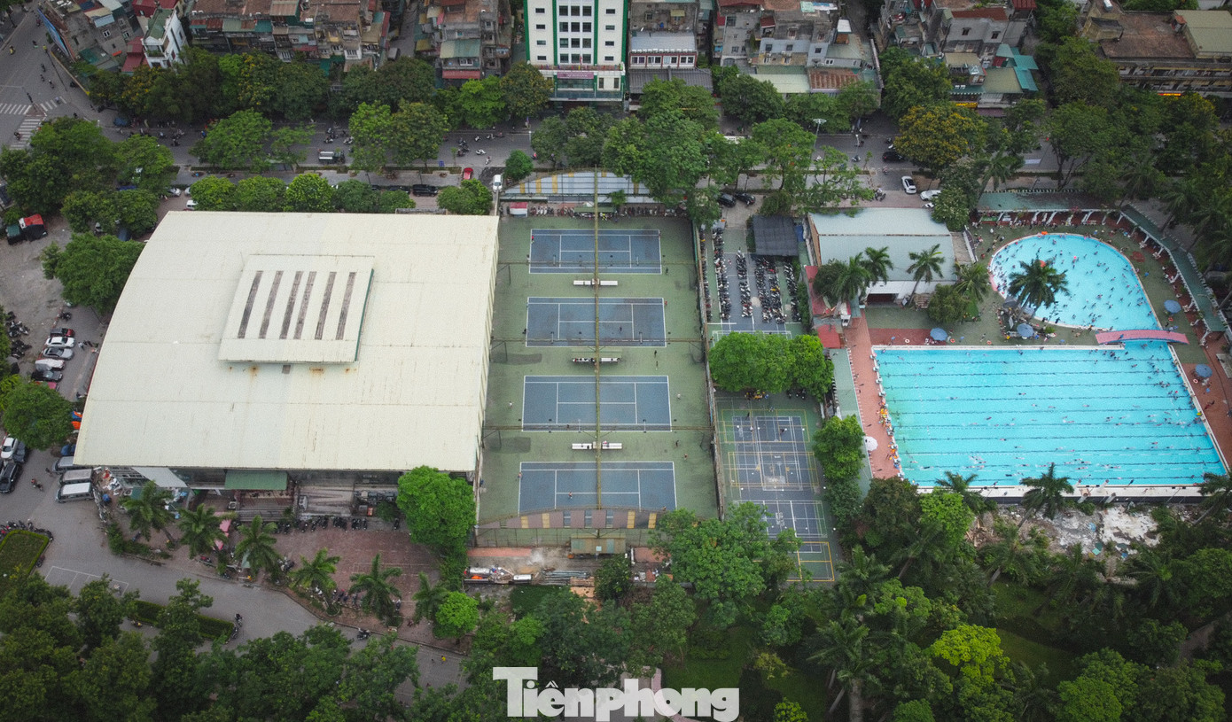 14 hạng mục công trình sai quy hoạch, sai giấy phép như: Cung Xuân, nhà hàng Queen Bee, bể bơi, sân tennis… hiện nay vẫn đang hoạt động. 14 hạng mục công trình sai quy hoạch, sai giấy phép như: Cung Xuân, nhà hàng Queen Bee, bể bơi, sân tennis… hiện nay vẫn đang hoạt động.