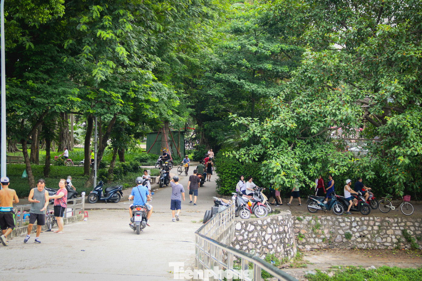 Người dân tập thể dục gặp khó khăn khi liên tục phải "né" xe máy di chuyển trong công viên. Người dân tập thể dục gặp khó khăn khi liên tục phải "né" xe máy di chuyển trong công viên.