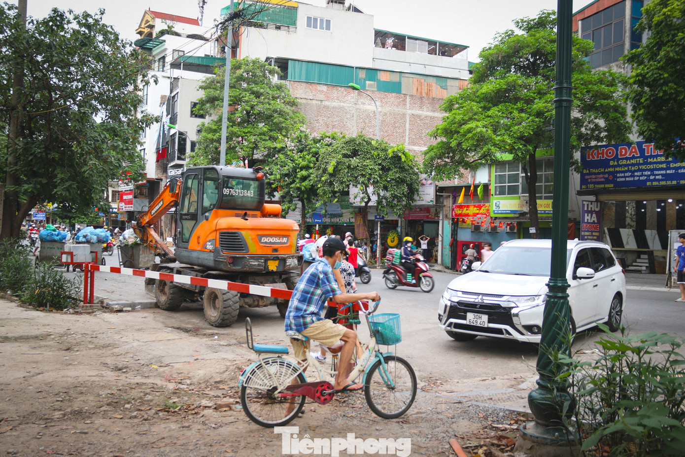 Tuy nhiên, sau khi hạ rào, phía ngoài rất nhiều xe máy luồn lách, ô tô trèo vỉa hè để đi vào bên trong công viên; phía trong các phương tiện hồn nhiên dừng đỗ, chiếm hết phần đường đi bộ. (Ảnh chụp chiều 18/6) Tuy nhiên, sau khi hạ rào, phía ngoài rất nhiều xe máy luồn lách, ô tô trèo vỉa hè để đi vào bên trong công viên; phía trong các phương tiện hồn nhiên dừng đỗ, chiếm hết phần đường đi bộ. (Ảnh chụp chiều 18/6)