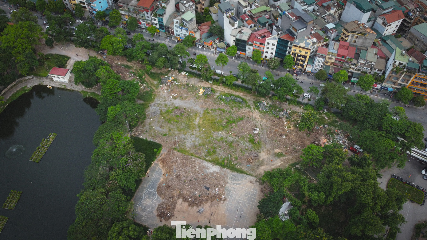 Bên cạnh đó, sau cơn bão số 3, công viên được sử dụng tạm thời làm nơi chứa cây xanh gãy đổ nhưng đến nay vẫn chưa được dọn dẹp, gây mất mỹ quan và ảnh hưởng đến môi trường, cản trở người dân trong việc sử dụng khuôn viên công viên. Bên cạnh đó, sau cơn bão số 3, công viên được sử dụng tạm thời làm nơi chứa cây xanh gãy đổ nhưng đến nay vẫn chưa được dọn dẹp, gây mất mỹ quan và ảnh hưởng đến môi trường, cản trở người dân trong việc sử dụng khuôn viên công viên.