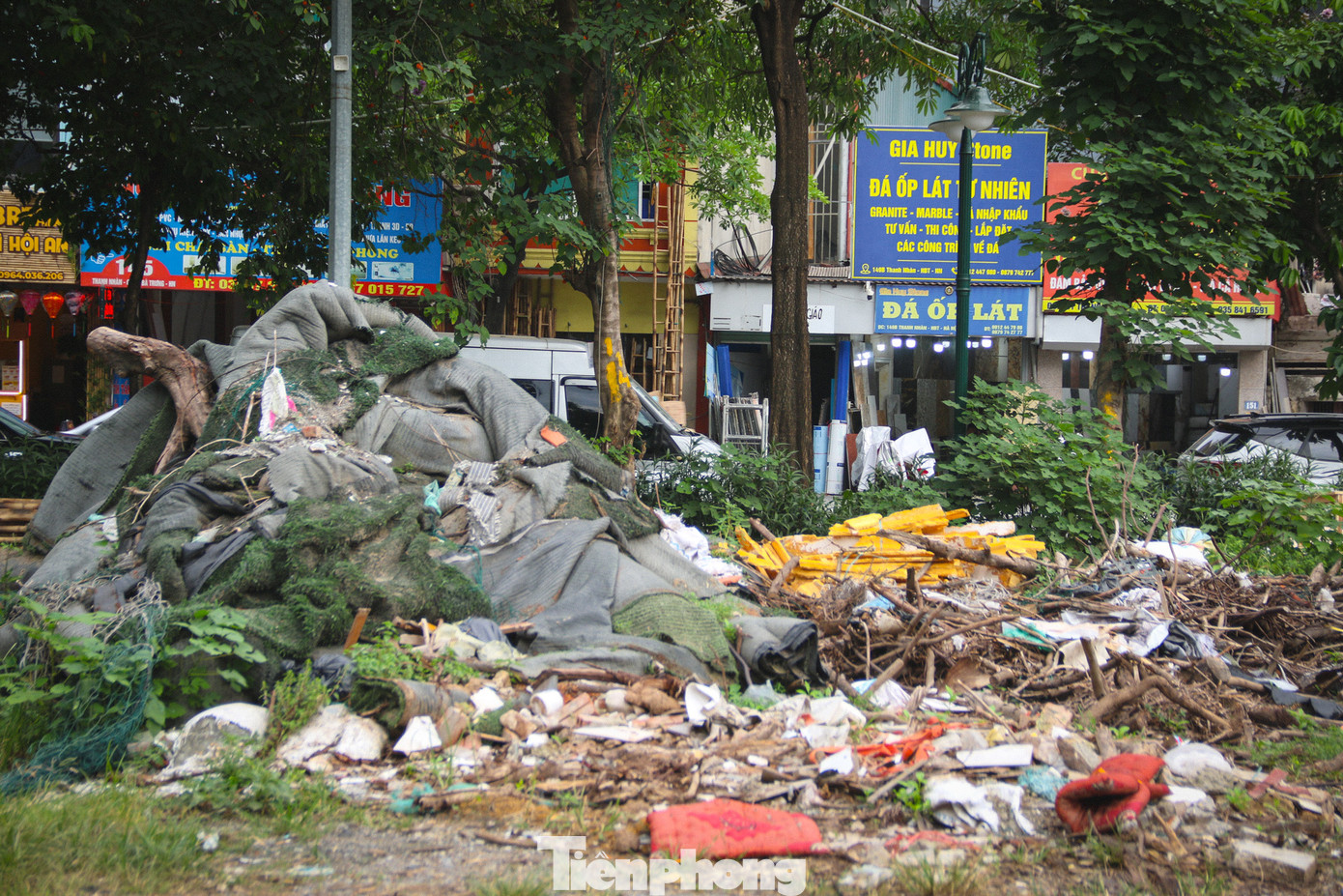Bên cạnh đó, sau cơn bão số 3, công viên được sử dụng tạm thời làm nơi chứa cây xanh gãy đổ nhưng đến nay vẫn chưa được dọn dẹp, gây mất mỹ quan và ảnh hưởng đến môi trường, cản trở người dân trong việc sử dụng khuôn viên công viên. Bên cạnh đó, sau cơn bão số 3, công viên được sử dụng tạm thời làm nơi chứa cây xanh gãy đổ nhưng đến nay vẫn chưa được dọn dẹp, gây mất mỹ quan và ảnh hưởng đến môi trường, cản trở người dân trong việc sử dụng khuôn viên công viên.