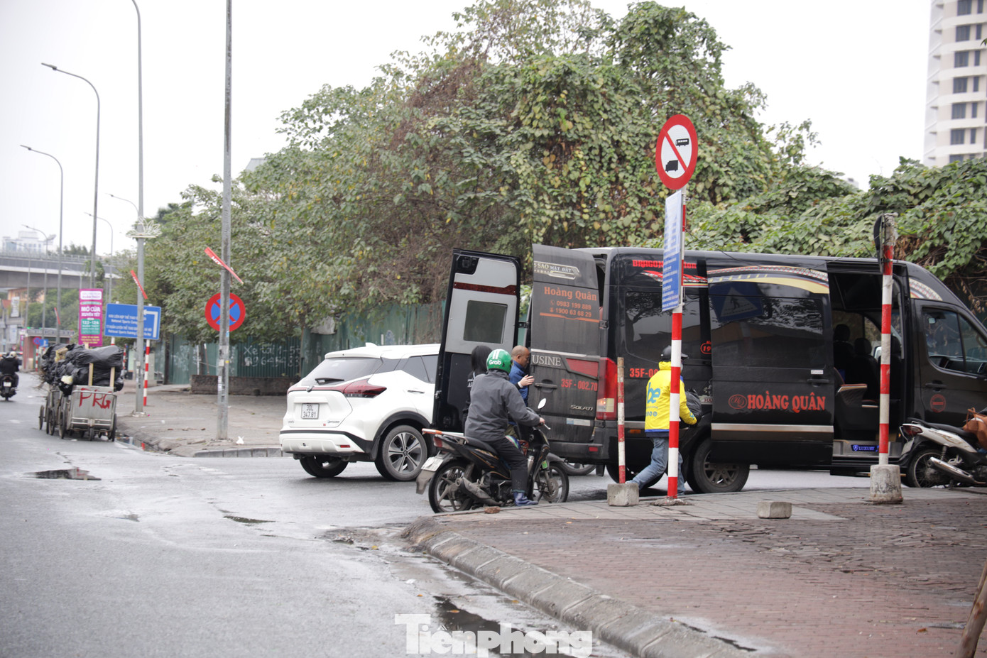Từ 21 tháng chạp đến nay, xe dù hoạt động rầm rộ ngay trước cổng bến xe Mỹ Đình.