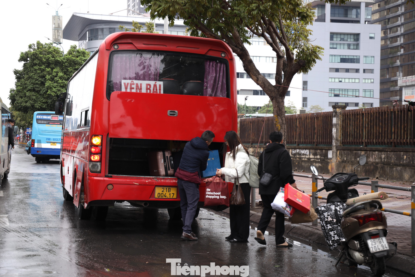 Không chỉ xe hợp đồng, mà thậm chí có nhiều xe khách dù không có điểm dừng đỗ hai đầu bến trên địa bàn thành phố Hà Nội vẫn cố tình dừng đón khách dọc đường.