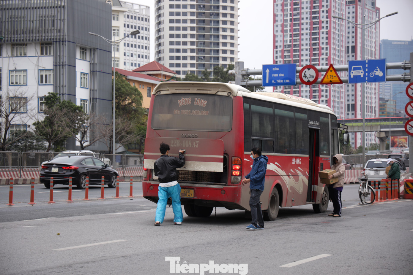 Theo ghi nhận sáng ngày 26/1, chỉ trong khoảng 30 phút, tại khu vực lối vào cao tốc trên đường Phạm Văn Đồng gần Bến xe Mỹ Đình ước tính có đến gần 30 trường hợp vi phạm các quy định về trật tự an toàn giao thông tại khu vực này, dù đã được bố trí nhiều biển cấm dừng đỗ dọc tuyến nhưng nhiều xe khách, xe chở hàng vẫn bất chấp đậu, đỗ tràn lan.