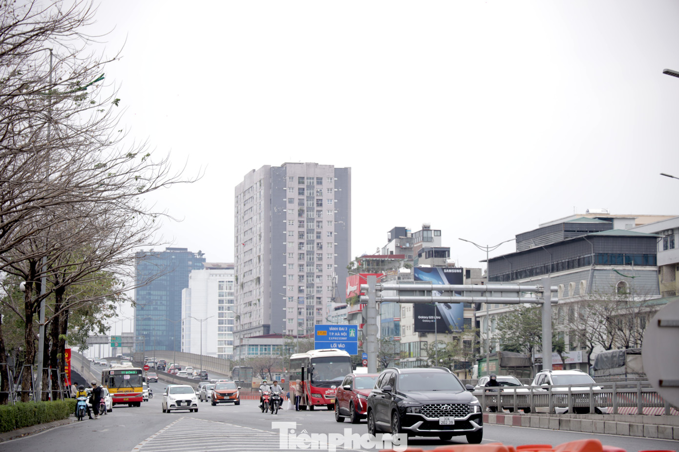 Vào những ngày cận Tết, tại khu vực quanh bến xe lớn của Hà Nội, hàng loạt xe khách đã lợi dụng các vị trí vỉa hè hoặc trước các cửa hàng xăng dầu để đón, trả khách.