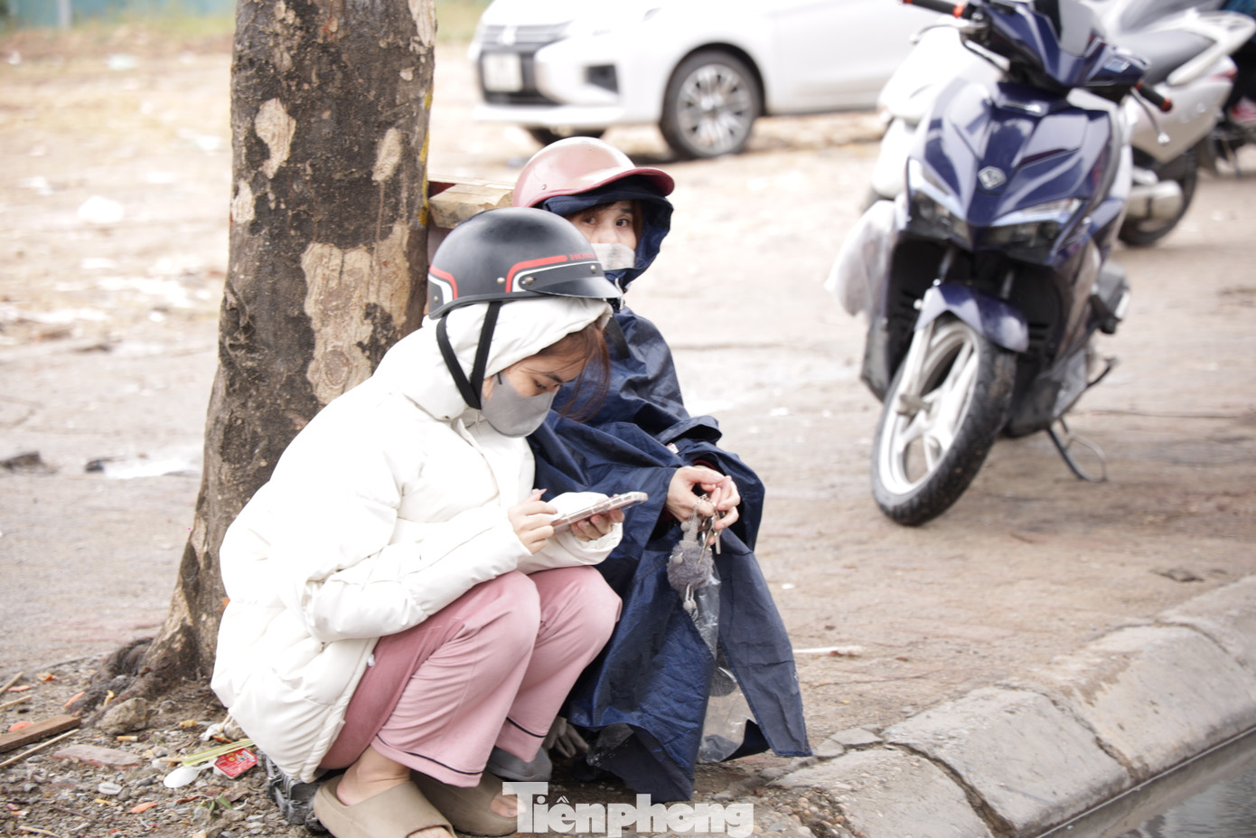 Nguyễn Thu Thủy (27 tuổi, quê ở Yên Bái) cho biết đã thử gọi điện để đặt xe khách về quê tuy nhiên các nhà xe đã hết chỗ từ ngày 24/1. Chị Thuỷ đã phải lựa chọn không vào bến mà chỉ đón tại địa chỉ nhà xe hoặc khu vực đường Phạm Hùng ở Nam Từ Liêm.