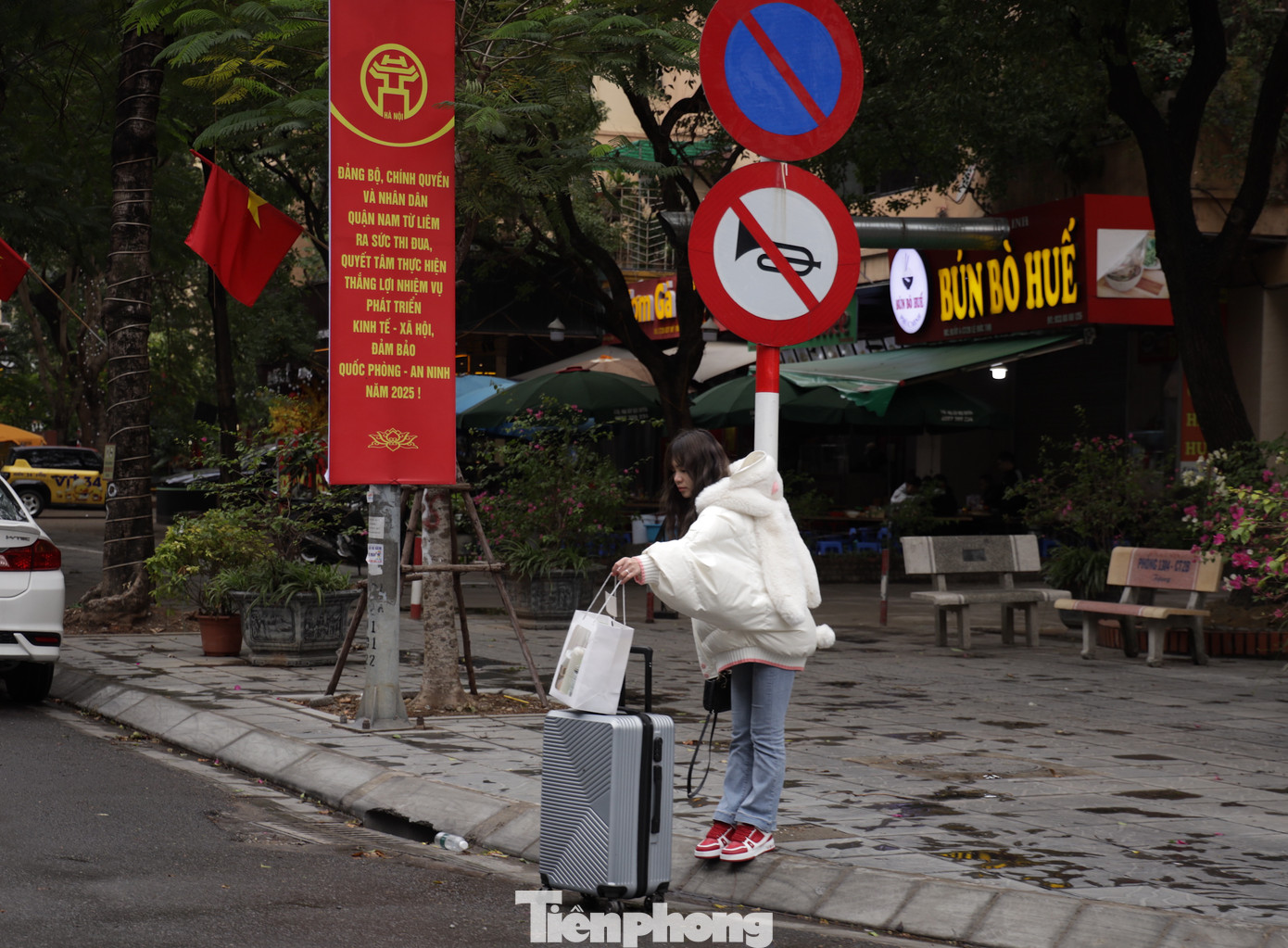 Một số người vì ngại đi xa, không muốn vào bến xe đã chấp nhận đợi xe tại những bến cóc này, tạo điều kiện để xe dù hoạt động mạnh mẽ.