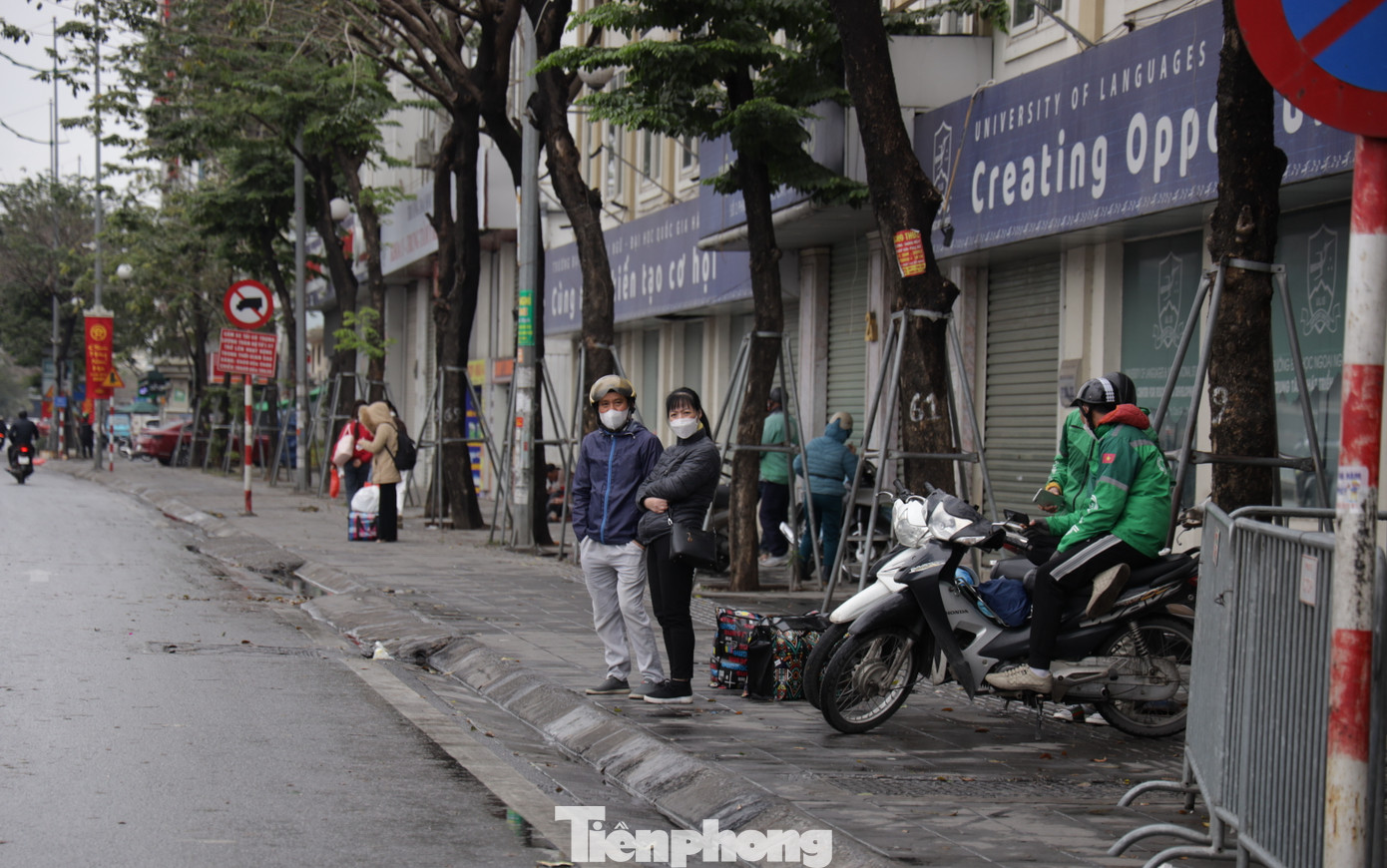 Phòng Cảnh sát giao thông CATP Hà Nội cho biết sẽ tăng cường kiểm soát các vi phạm liên quan đến xe khách dừng đỗ, đón trả khách sai quy định gây ùn tắc giao thông. Đồng thời, qua trích xuất camera giám sát hành trình, lực lượng chức năng sẽ xử nghiêm các vi phạm khác của tài xế trong quá trình cầm lái như không thắt dây an toàn, sử dụng điện thoại.