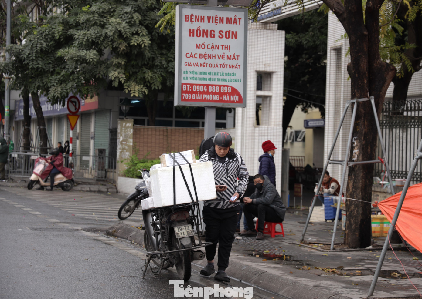 Một số người vì ngại đi xa, không muốn vào bến xe đã chấp nhận đợi xe tại những bến cóc này, tạo điều kiện để xe dù hoạt động mạnh mẽ.