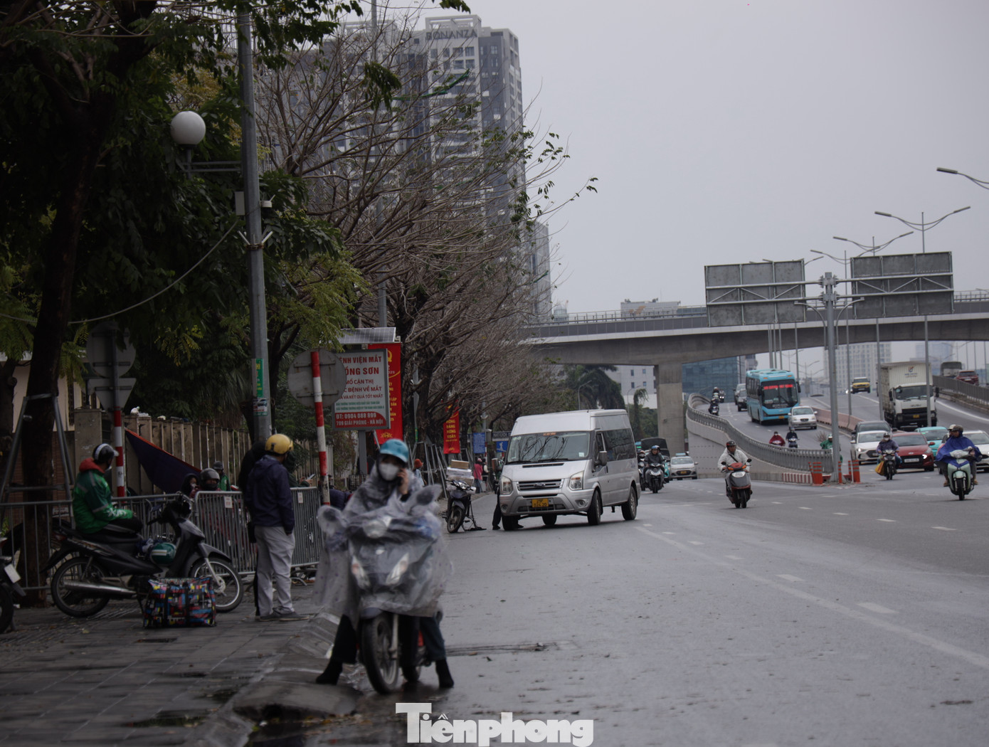 Có xe dừng giữa đường, bất chấp luật giao thông để đón thêm khách hoặc bốc xếp hàng hóa.