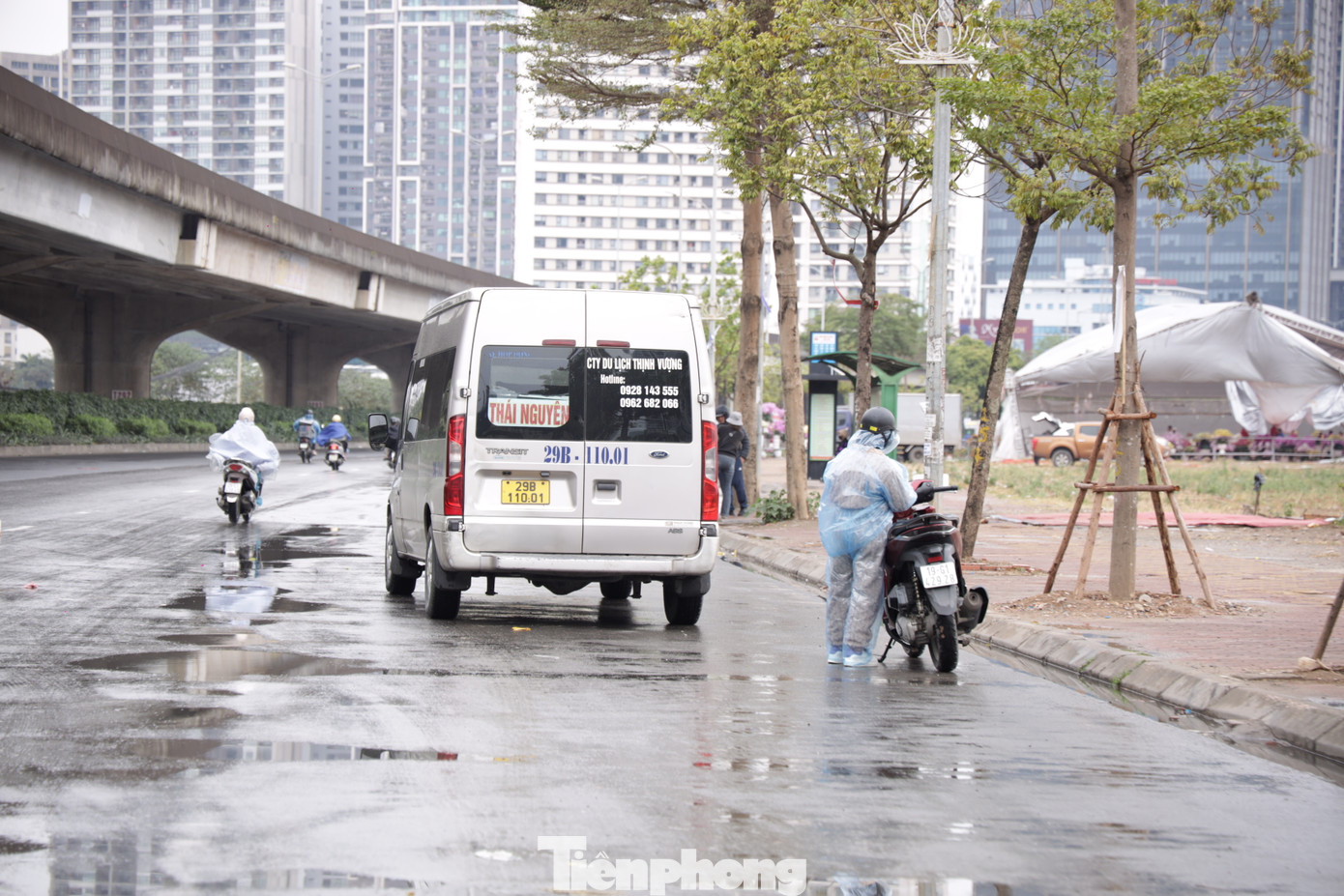 Cứ vài phút là có một xe tấp lề đón khách, biến bến cóc không khác gì một "phân khu" của các bến xe này.