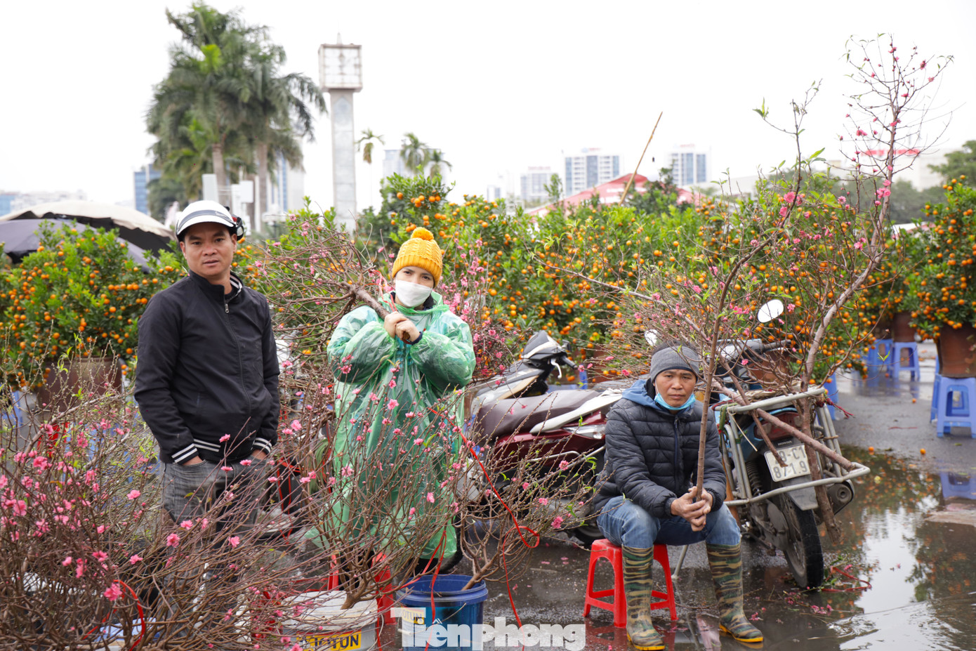Nhiều tiểu thương ngồi dưới mưa phùn, giá rét.
