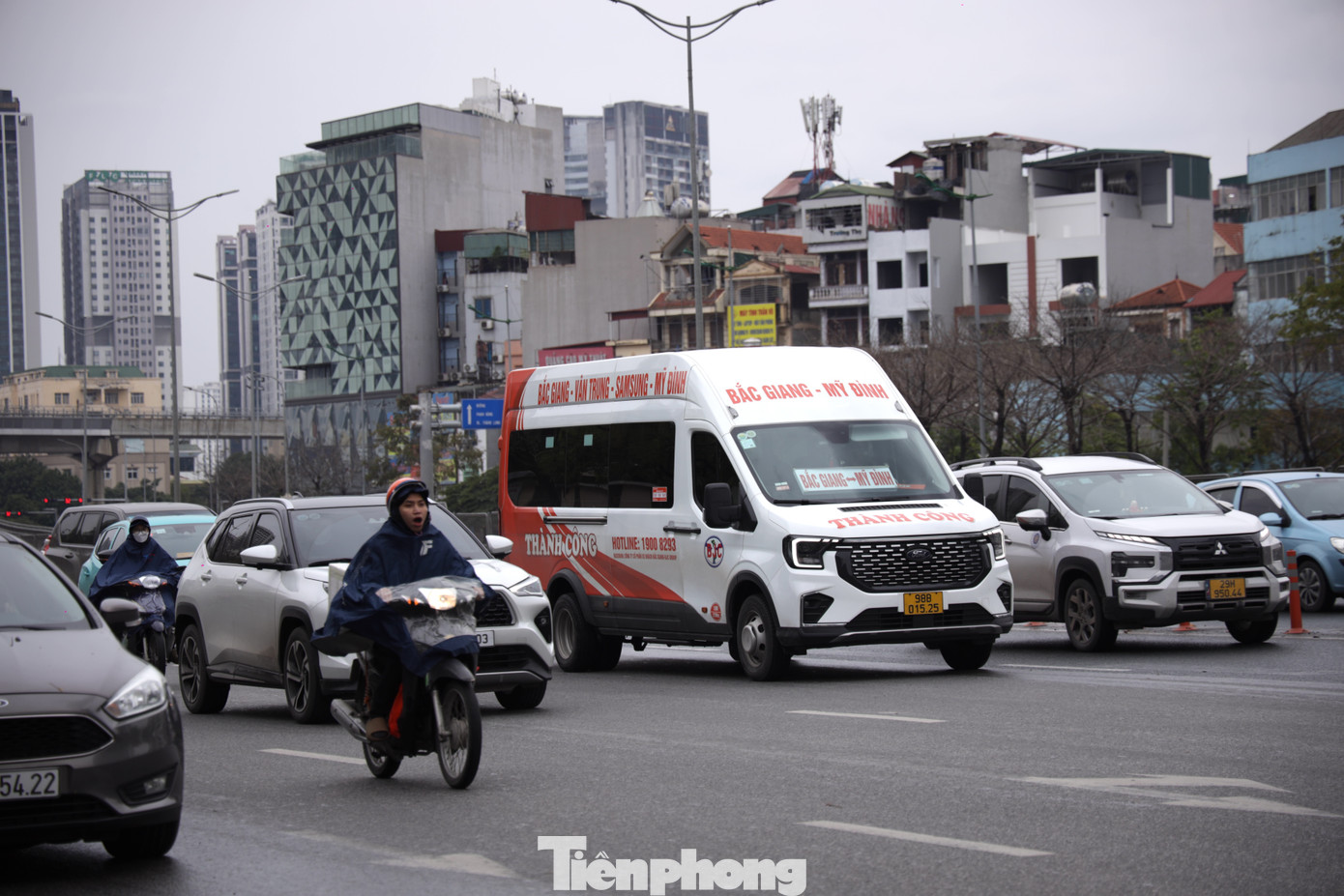 Trong ngày 26/1 (Tức 27 Âm lịch) tình trạng xe "dù", bến "cóc" xảy ra nhiều vào giờ cao điểm, khi lượng xe về Tết tăng cao, tình hình giao thông trở nên lộn xộn.