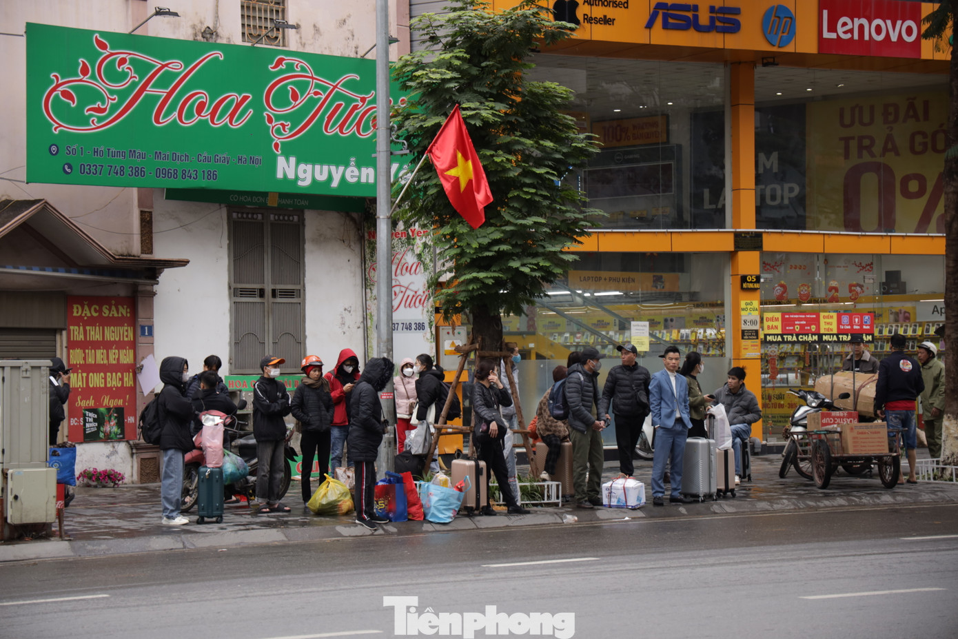 Nhiều người vẫn phải làm việc đến hết ngày 25/1 nên nhu cầu di chuyển về quê của người dân khá cao dù sát Tết.