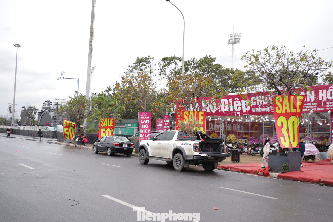 Dù chưa cận Tết nhưng nhiều cửa hàng đã bắt đầu "tung chiêu" hạ giá để thu hút khách mua. Một dãy cửa hàng bán hoa lan tại sân vận động Mỹ Đình đồng loạt hạ giá lên tới 50%.