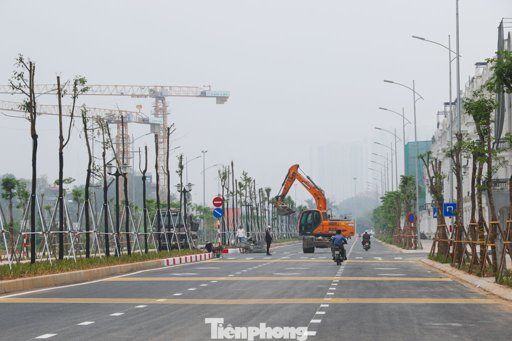 Trên công trường, các công nhân đang khẩn trương dọn dẹp vệ sinh, lát nốt phần vỉa hè còn lại và thi công các hạng mục bảo đảm an toàn giao thông theo đúng hồ sơ thiết kế. Trên công trường, các công nhân đang khẩn trương dọn dẹp vệ sinh, lát nốt phần vỉa hè còn lại và thi công các hạng mục bảo đảm an toàn giao thông theo đúng hồ sơ thiết kế.