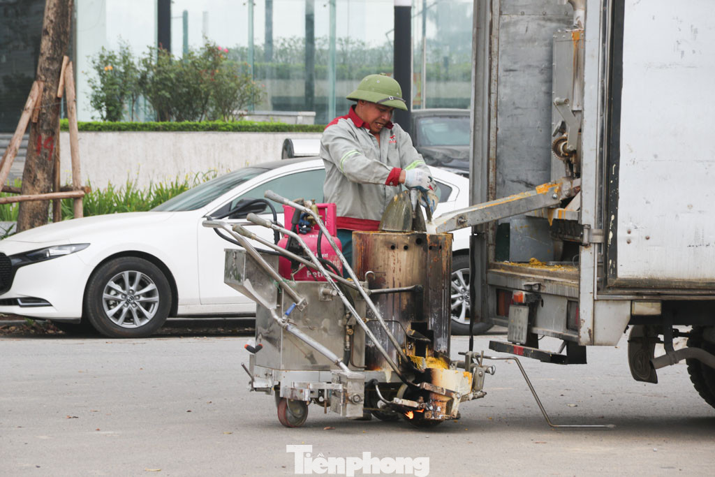 Không khí thi công đang rất khẩn trương để kịp tiến độ thông xe toàn tuyến. Không khí thi công đang rất khẩn trương để kịp tiến độ thông xe toàn tuyến.