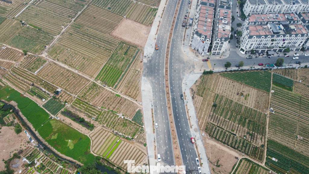 Từ giờ đến cuối tháng 4/2025, nhà thầu tập trung huy động tối đa máy móc, công nhân thi công liên tục "3 ca, 4 kíp" để sớm hoàn thiện tuyến đường. Từ giờ đến cuối tháng 4/2025, nhà thầu tập trung huy động tối đa máy móc, công nhân thi công liên tục "3 ca, 4 kíp" để sớm hoàn thiện tuyến đường.