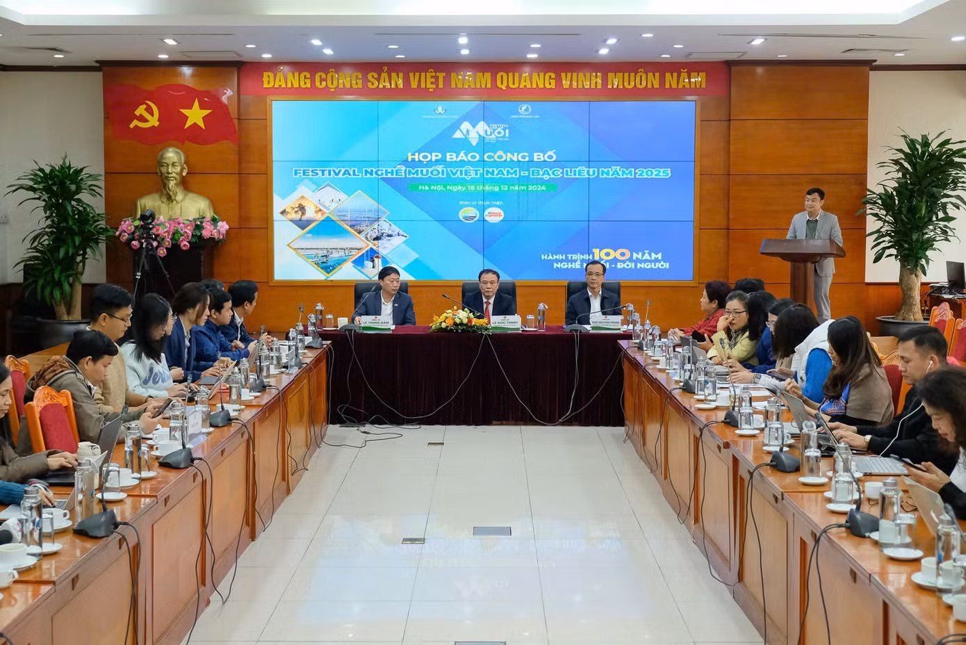 Quang cảnh buổi họp báo. Quang cảnh buổi họp báo.