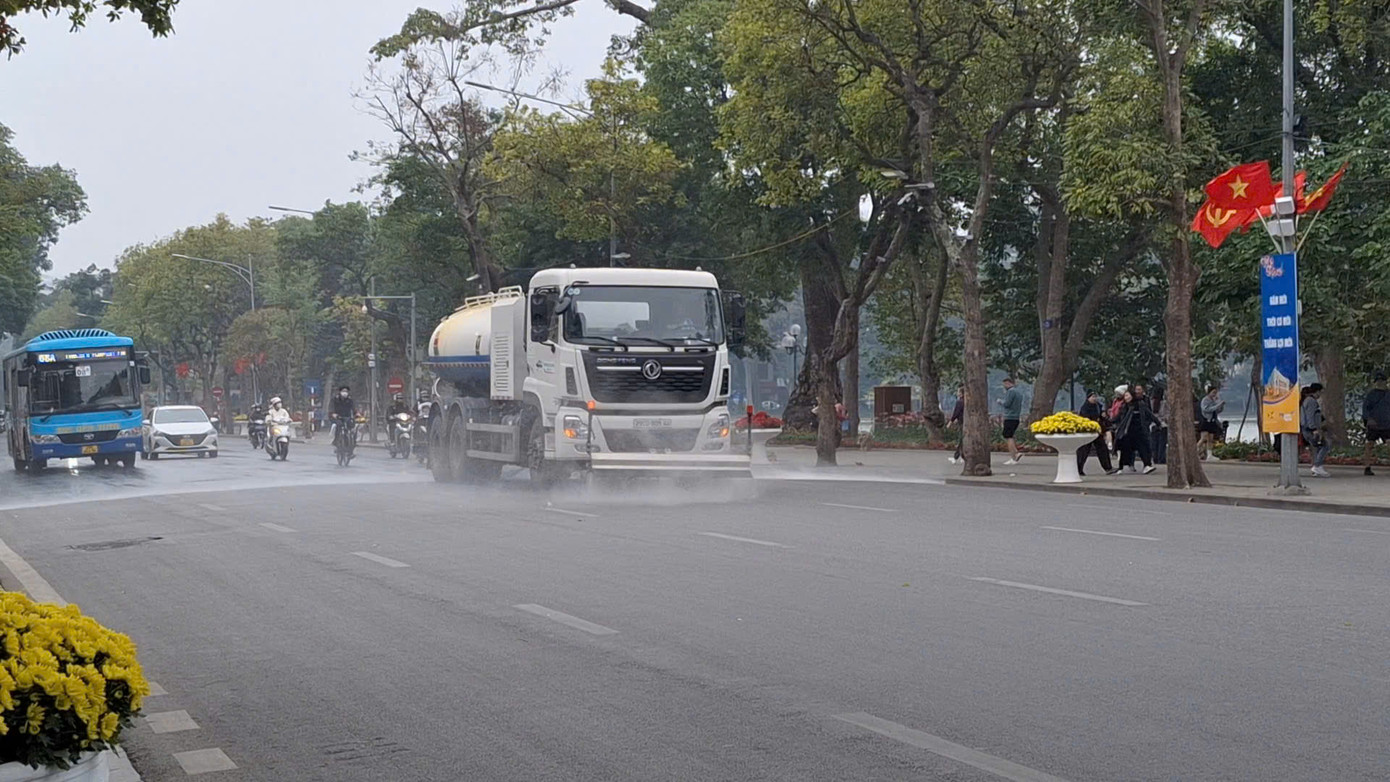 Với nhiều đợt ô nhiễm kéo dài trên địa bàn Thủ đô, thời gian gần đây, Urenco đã tăng cường rửa đường nhằm cải thiện chất lượng không khí trên địa bàn thành phố. Đặc biệt một số xe phun sương áp lực lớn đã được triển khai nhằm giảm tối đa bụi mịn.