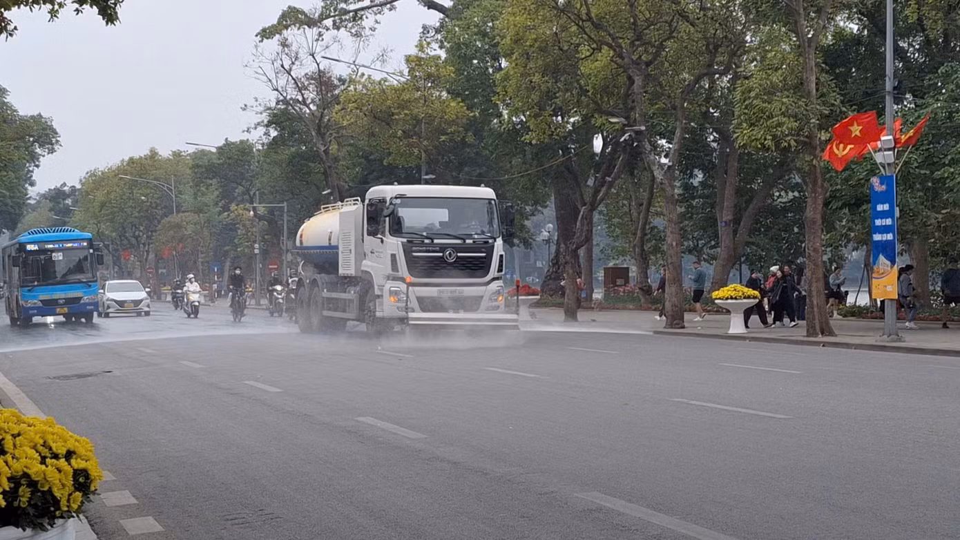 Với nhiều đợt ô nhiễm kéo dài trên địa bàn Thủ đô, thời gian gần đây, Urenco đã tăng cường rửa đường nhằm cải thiện chất lượng không khí trên địa bàn thành phố. Đặc biệt một số xe phun sương áp lực lớn đã được triển khai nhằm giảm tối đa bụi mịn.