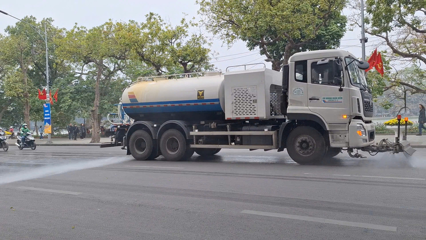Ngày 2/1, nhiều xe phun sương dập bụi có tác dụng ức chế bụi, được gọi là “pháo xa sương mù” đang được triển khai trên nhiều tuyến phố nội thành.