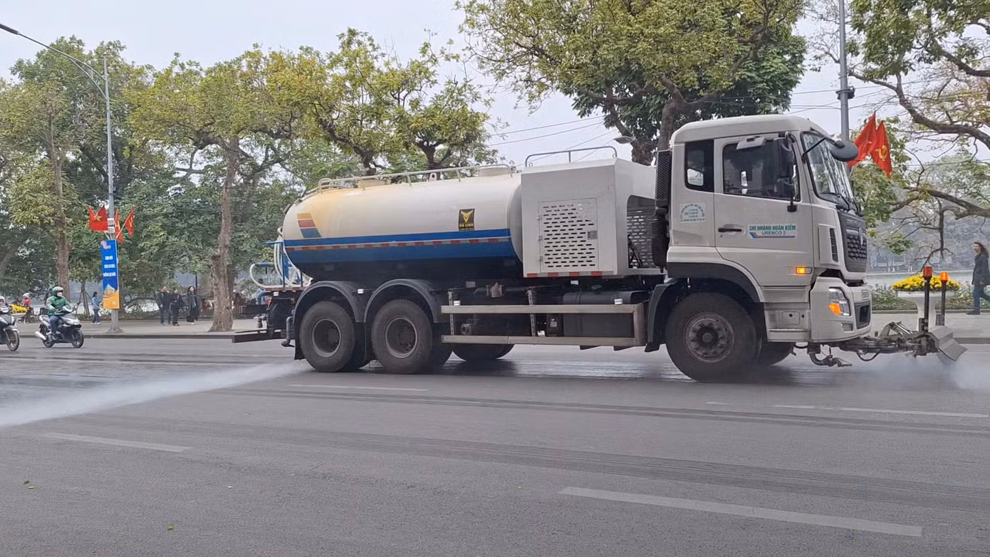 Ngày 2/1, nhiều xe phun sương dập bụi có tác dụng ức chế bụi, được gọi là “pháo xa sương mù” đang được triển khai trên nhiều tuyến phố nội thành.