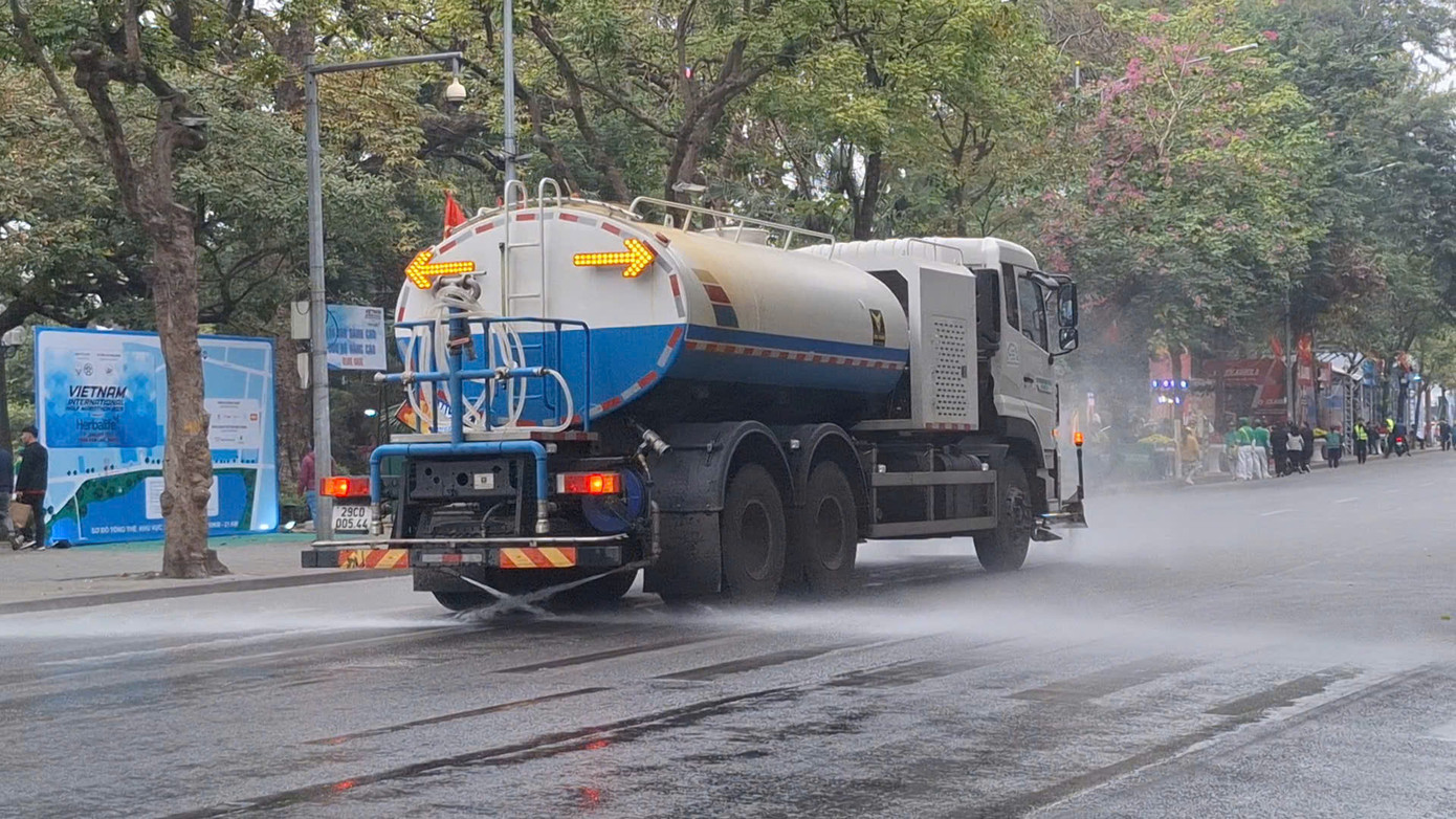 Trao đổi về vấn đề này, ông Nguyễn Thanh Sơn - Phó Tổng Giám đốc Urenco cho biết, việc sử dụng xe phun sương hay còn gọi là "pháo xa sương mù" để làm giảm bớt khói bụi nhiều nước trên thế giới đã áp dụng. Biện pháp này có thể dập bụi với dung tích lớn, tầm phun cao hơn với khối lượng và tần suất phù hợp sẽ giảm được lượng lớn khói bụi trong không khí tại khu vực nội đô của Hà Nội. "Do mật độ giao thông của thành phố Hà Nội dày đặc, đơn vị sẽ cân nhắc lựa chọn thời điểm phun sương phù hợp để tránh ảnh hưởng đến giao thông cũng như sinh hoạt của người dân”, Phó Tổng Giám đốc Urenco thông tin.