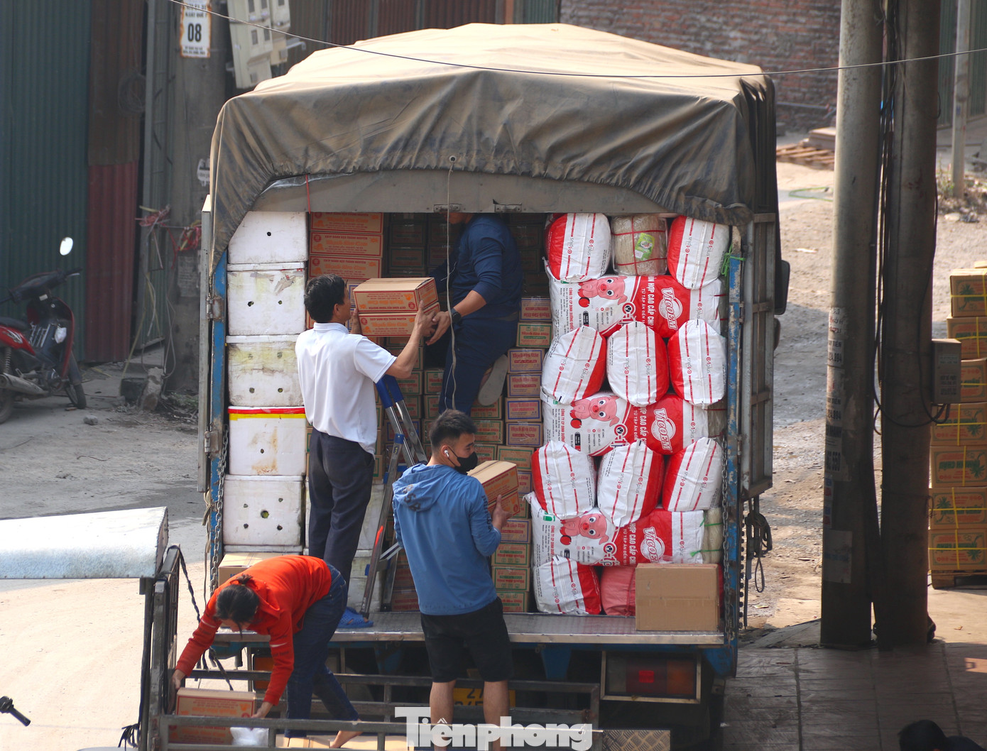 Ai nấy đều thoăn thoắt, đóng gói, bốc vác hàng lên xe, tỏa đi đủ hướng để phục vụ các tỉnh thành dịp Tết. Ai nấy đều thoăn thoắt, đóng gói, bốc vác hàng lên xe, tỏa đi đủ hướng để phục vụ các tỉnh thành dịp Tết.