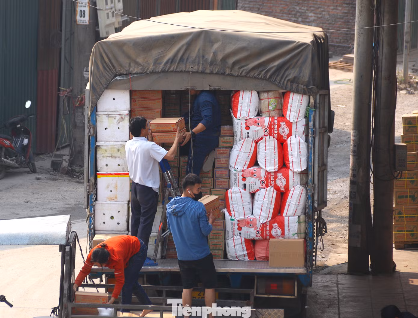 Ai nấy đều thoăn thoắt, đóng gói, bốc vác hàng lên xe, tỏa đi đủ hướng để phục vụ các tỉnh thành dịp Tết. Ai nấy đều thoăn thoắt, đóng gói, bốc vác hàng lên xe, tỏa đi đủ hướng để phục vụ các tỉnh thành dịp Tết.