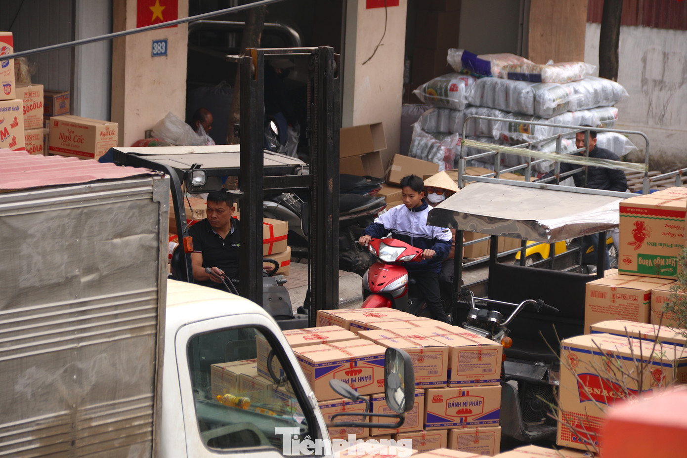 Ngày 7/1, Đoàn kiểm tra liên ngành công tác an toàn thực phẩm số 1 của thành phố Hà Nội yêu cầu tạm dừng hoạt động cơ sở sản xuất bim bim Công ty Cổ phần Thương mại và công nghệ thực phẩm Đức Vinh (xã La Phù, huyện Hoài Đức) và cơ sở sản xuất kẹo, bánh quy Công ty cổ phần công nghiệp thực phẩm An Đông (xã La Phù, huyện Hoài Đức) vì phát hiện nhiều vi phạm về an toàn thực phẩm. Ngày 7/1, Đoàn kiểm tra liên ngành công tác an toàn thực phẩm số 1 của thành phố Hà Nội yêu cầu tạm dừng hoạt động cơ sở sản xuất bim bim Công ty Cổ phần Thương mại và công nghệ thực phẩm Đức Vinh (xã La Phù, huyện Hoài Đức) và cơ sở sản xuất kẹo, bánh quy Công ty cổ phần công nghiệp thực phẩm An Đông (xã La Phù, huyện Hoài Đức) vì phát hiện nhiều vi phạm về an toàn thực phẩm.