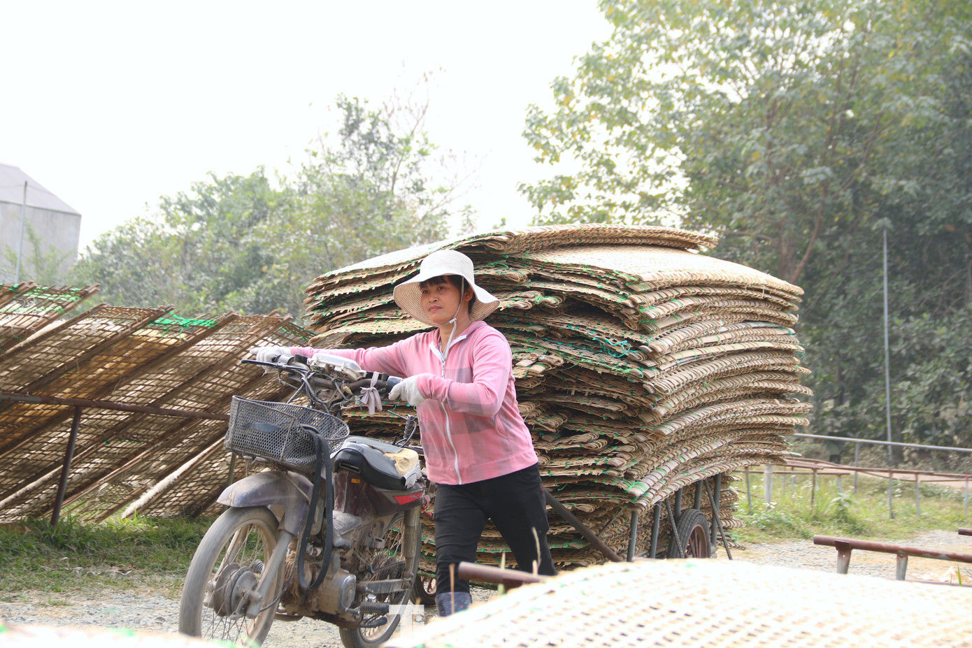 Chị Châu, một người làm thuê cho cơ sở sản xuất miến ở Xóm Đồng, xã Dương Liễu cho biết, miến ở đây sản xuất chủ yếu mang đi các tỉnh khác tiêu thụ và một phần phục vụ cho các đơn tại Hà Nội. Chị Châu, một người làm thuê cho cơ sở sản xuất miến ở Xóm Đồng, xã Dương Liễu cho biết, miến ở đây sản xuất chủ yếu mang đi các tỉnh khác tiêu thụ và một phần phục vụ cho các đơn tại Hà Nội.