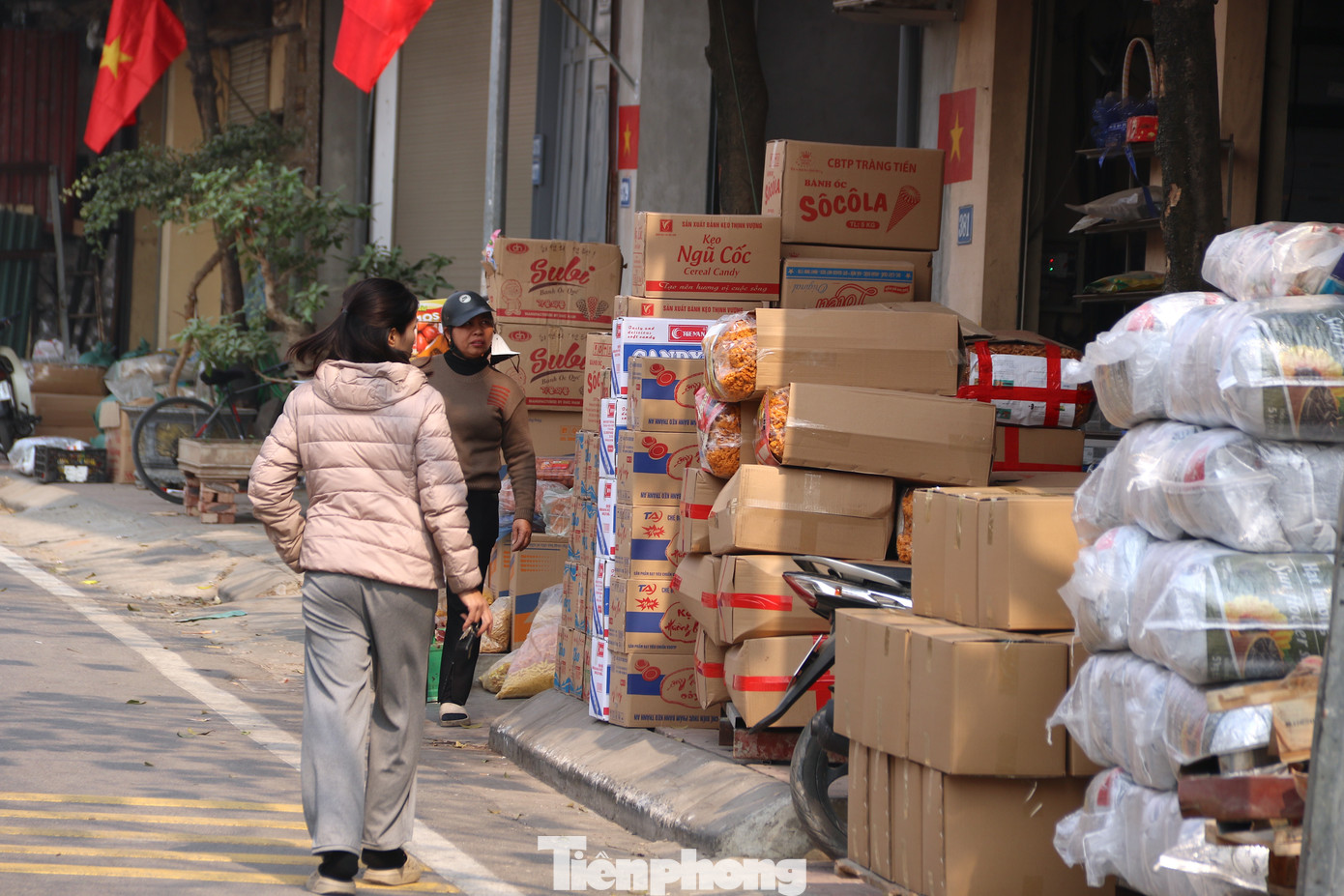 Các mặt hàng chủ yếu là bánh kẹo, mứt tết, nước giải khát. Các mặt hàng chủ yếu là bánh kẹo, mứt tết, nước giải khát.