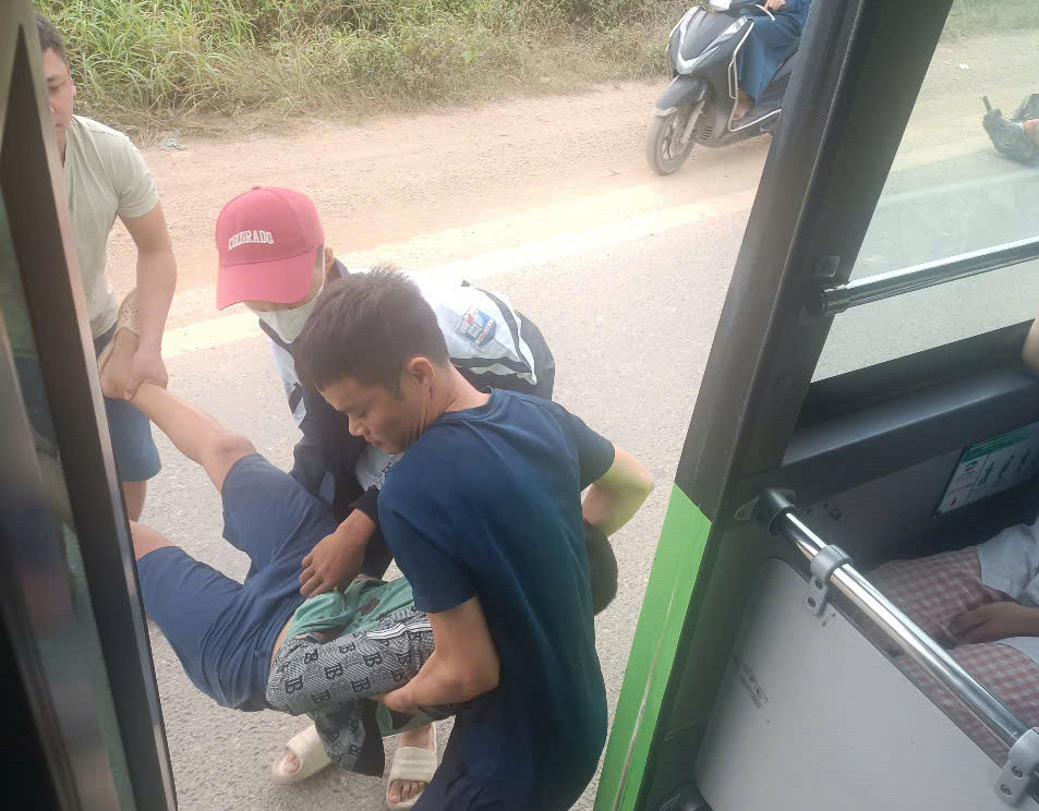 Nhân viên xe buýt tuyến 115 kịp thời đưa nạn nhân vào bệnh viện cấp cứu. Nhân viên xe buýt tuyến 115 kịp thời đưa nạn nhân vào bệnh viện cấp cứu.