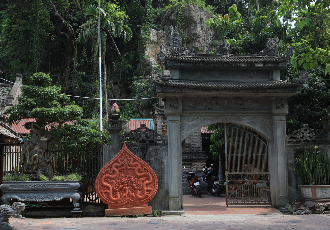 Đi dọc theo đường lên trên núi, là quần thể kiến trúc chùa Cao, vốn là Hiển Thụy am – nơi tu hành đầu tiên của Thiền sư Từ Đạo Hạnh. Càng lên núi cao, sẽ bắt gặp các hang động nhỏ như hang Bụt Mọc, hang Bò, hang Gió và ngôi chùa Một Mái (chùa Bối Am). Chùa Một Mái là một công trình kiến trúc nghệ thuật cực kỳ đặc sắc bởi ngôi chùa nằm tựa vào vách núi cao hiểm trở và chỉ có một mái che. Đi dọc theo đường lên trên núi, là quần thể kiến trúc chùa Cao, vốn là Hiển Thụy am – nơi tu hành đầu tiên của Thiền sư Từ Đạo Hạnh. Càng lên núi cao, sẽ bắt gặp các hang động nhỏ như hang Bụt Mọc, hang Bò, hang Gió và ngôi chùa Một Mái (chùa Bối Am). Chùa Một Mái là một công trình kiến trúc nghệ thuật cực kỳ đặc sắc bởi ngôi chùa nằm tựa vào vách núi cao hiểm trở và chỉ có một mái che.