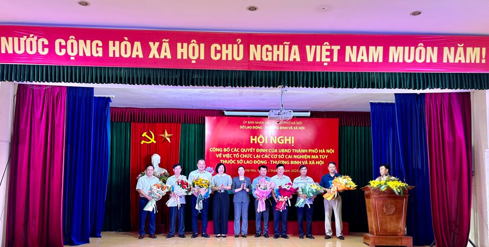 Cục trưởng Cục Phòng, chống tệ nạn xã hội, Bộ LĐTB&XH Đàm Thị Minh Thu, Giám đốc Sở LĐTB&XH Hà Nội Bạch Liên Hương trao Quyết định cho lãnh đạo 7 cơ sở cai nghiện ma túy - Ảnh: Trần Oanh. Cục trưởng Cục Phòng, chống tệ nạn xã hội, Bộ LĐTB&XH Đàm Thị Minh Thu, Giám đốc Sở LĐTB&XH Hà Nội Bạch Liên Hương trao Quyết định cho lãnh đạo 7 cơ sở cai nghiện ma túy - Ảnh: Trần Oanh.