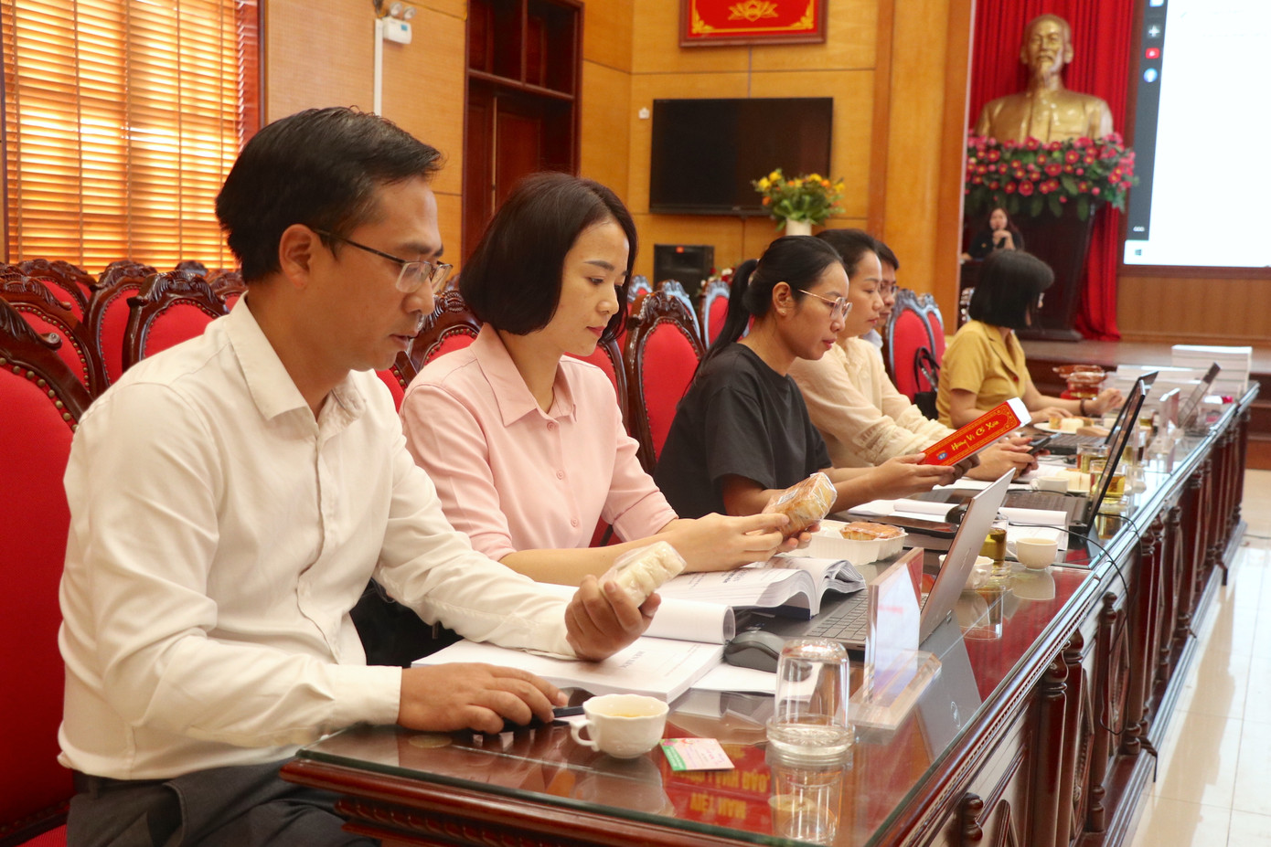 Các thành viên Hội đồng đánh giá, phân hạng sản phẩm.