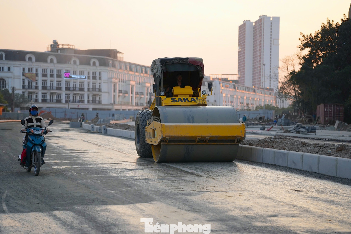 Thời gian qua, trên địa bàn thành phố Hà Nội mưa nhiều, đã ảnh hưởng lớn đến tiến độ thi công và chất lượng thi công các hạng mục trên toàn tuyến nên tiến độ không thể đạt được như kỳ vọng.