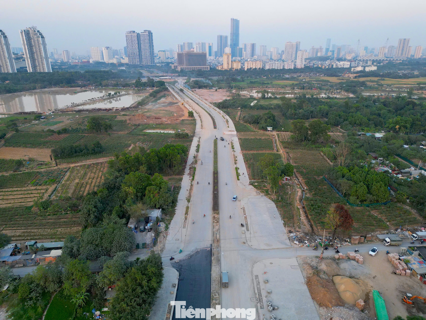 Dự án đầu tư xây dựng đường Lê Quang Đạo kéo dài là công trình trọng điểm của TP Hà Nội. Tuyến đường giúp nối liền quận Nam Từ Liêm và Hà Đông (Hà Nội), đồng thời giảm tải áp lực giao thông cho nhiều tuyến đường trong khu vực và kết nối nhiều khu đô thị phía Tây thành phố.