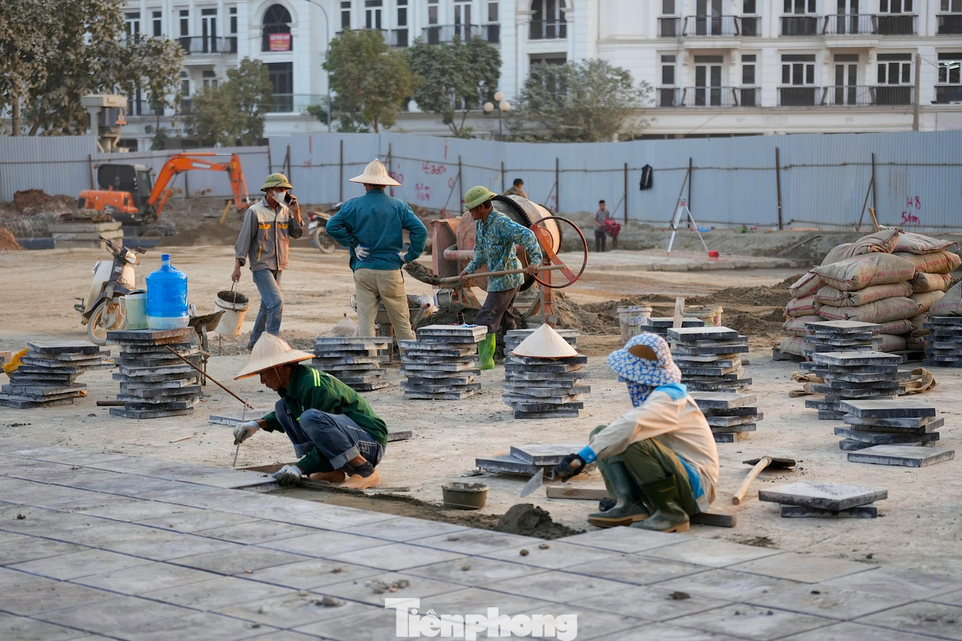 Tranh thủ thời tiết thuận lợi, nhà thầu đang huy động tối đa máy móc, công nhân, kỹ sư thi công liên tục 3 ca, 4 kíp, đảm bảo tiến độ dự án hoàn thành.