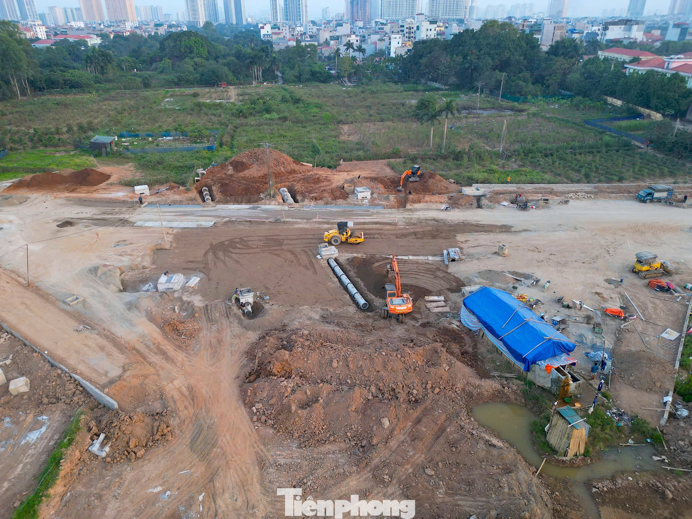 Đoạn đường từ phố Đại Linh đến cuối tuyến vẫn ngổn ngang, kết cấu mặt đường chưa hoàn thiện.