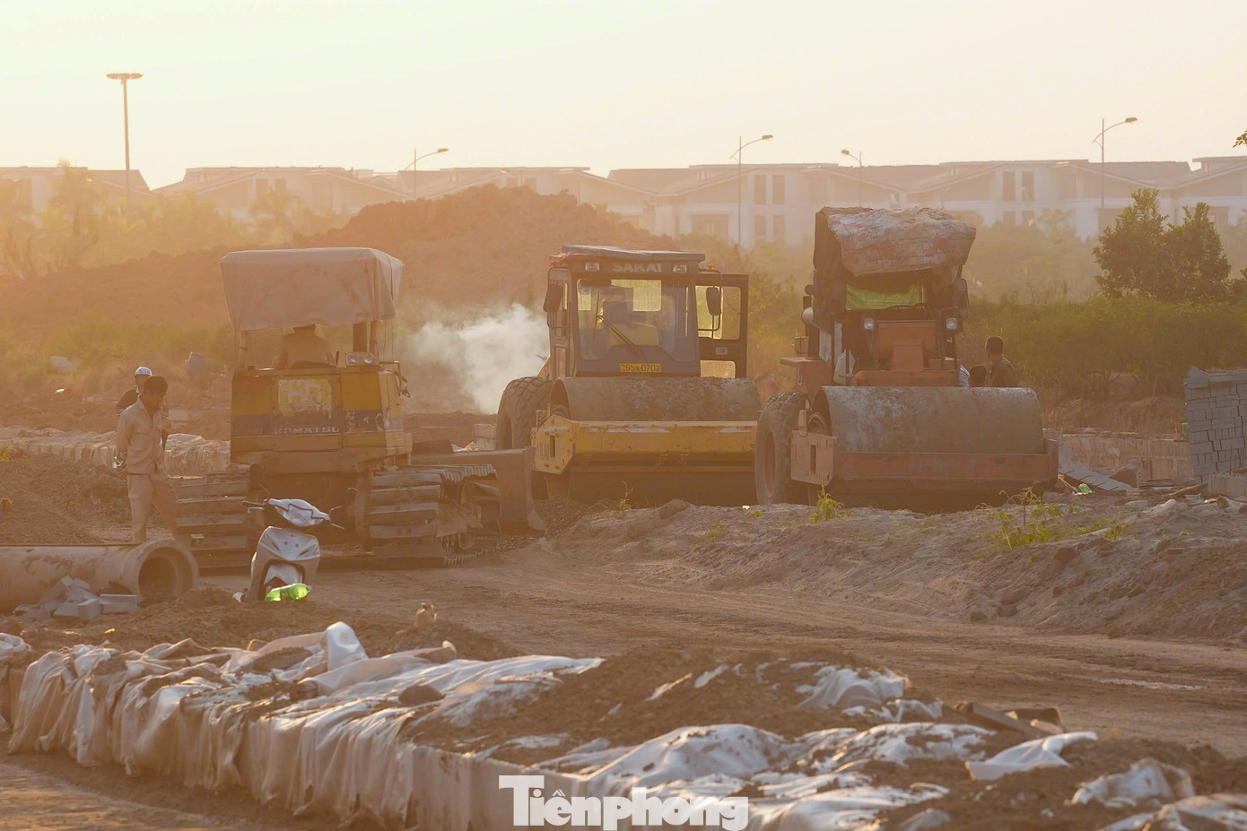 Tranh thủ thời tiết thuận lợi, nhà thầu đang huy động tối đa máy móc, công nhân, kỹ sư thi công liên tục 3 ca, 4 kíp, đảm bảo tiến độ dự án hoàn thành.
