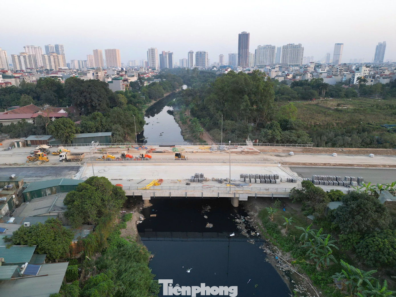 Nhiều máy móc được huy động thi công đoạn nút giao với đường tỉnh 70, hạng mục cầu vượt qua sông Nhuệ.