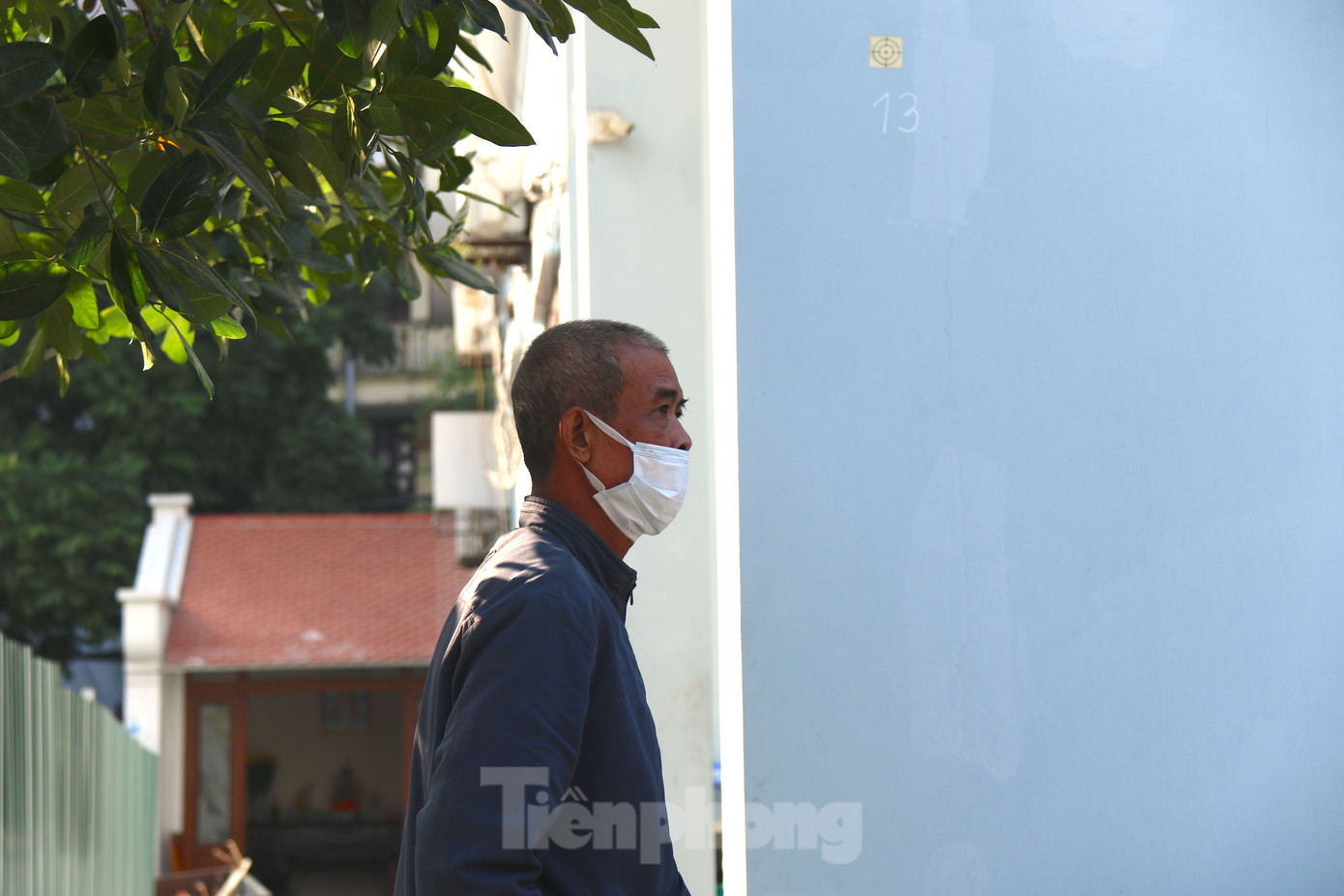 Anh trai của nạn nhân P.T.K.H (sinh năm 1976, sống tại Dịch Vọng Hậu, Cầu Giấy) - bạn của nạn nhân L.T.L, nén nước mắt, cố giữ bình tĩnh để chuẩn bị hậu sự cho em gái. Anh cho biết, P.T.K.H đang làm nhân viên bán hàng. "Gia đình ngày hôm nay không liên lạc được với P.T.K.H nên vừa nhận được thông tin đã đến đây để xác minh. Mẫu xét nghiệm có kết quả đúng là em tôi. Đau lòng lắm vì gia đình em tôi đang yên ấm, nhà còn các cháu nhỏ nữa... Nhìn em thân thể không toàn vẹn... đau xót quá..." anh trai nạn nhân P.T.K.H nấc nghẹn, nói không lên lời.