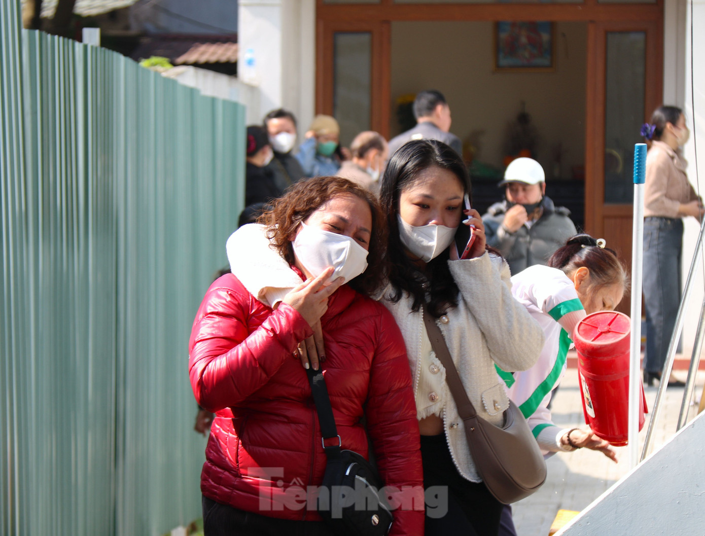 Người nhà các nạn nhân khóc ngất khi có kết quả ADN.