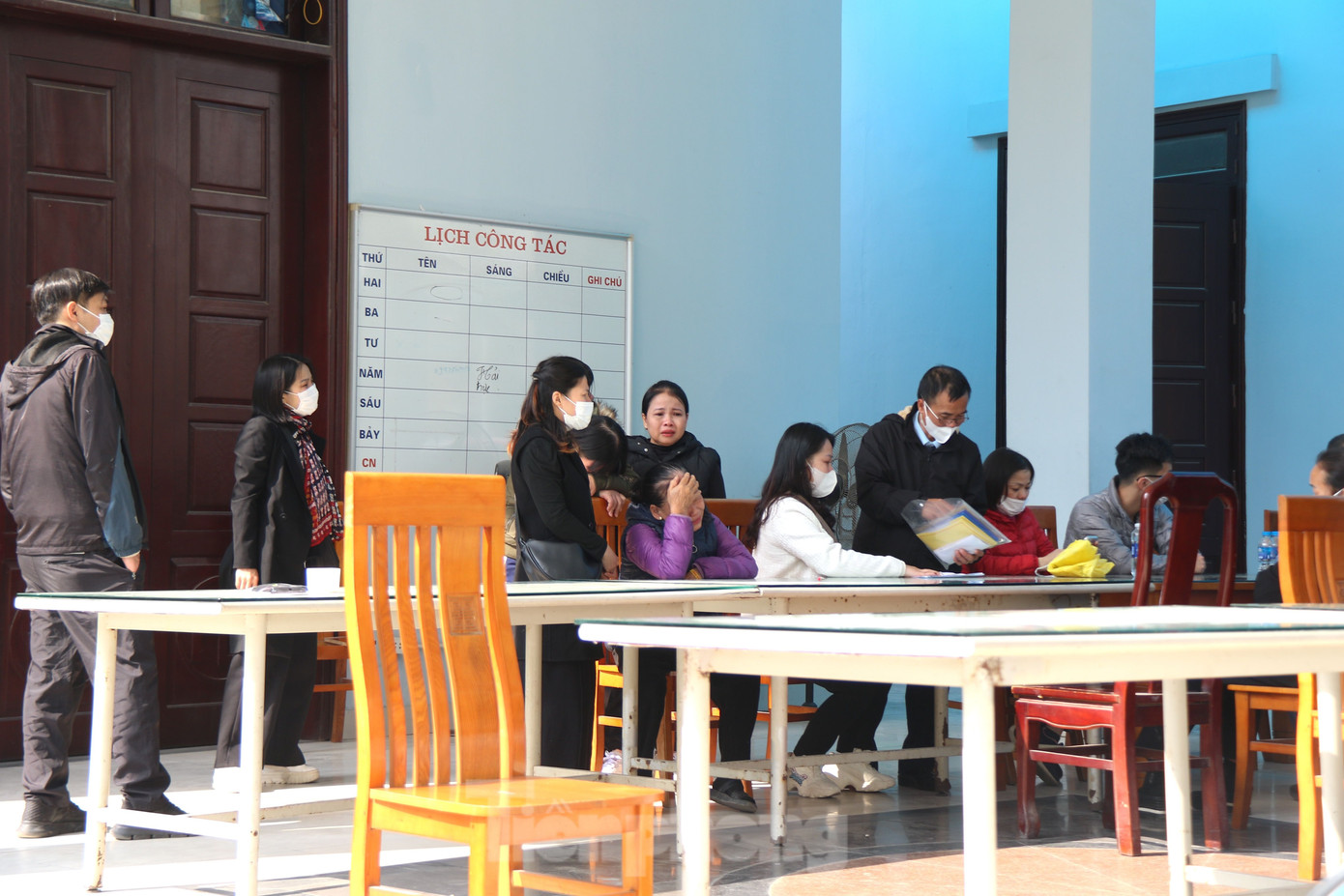 Tại đây, mọi người ai ai cũng đỏ hoe đôi mắt, run run giọng nói, vội vã chuẩn bị giấy tờ, đồ lễ để đưa linh cữu người thân về quê nhà.