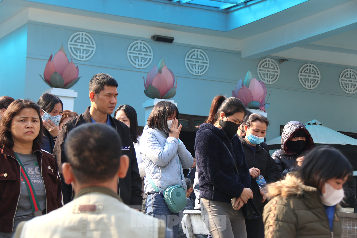 Được biết, chị L.T.L sống cùng mẹ tại Cổ Nhuế. Tối 18/12, sau khi cùng nhóm bạn ăn uống tại nhà, đến khoảng 22h, chị L.T.L cùng 5 người bạn đã đi hát tại quán cà phê - nơi sau đó bị phóng hỏa cháy.