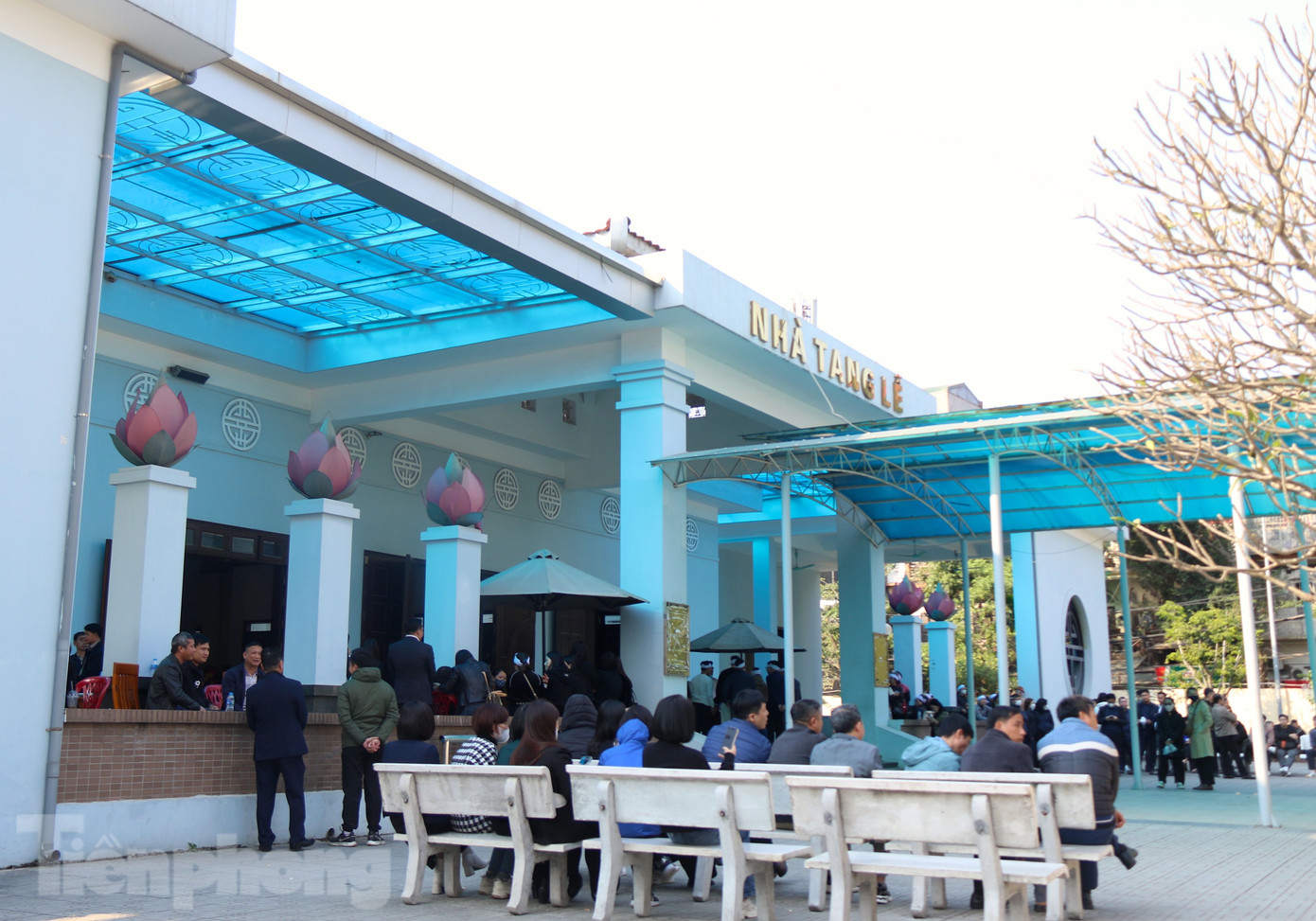 Sau nhiều giờ xác định danh tính những người tử vong trong vụ phóng hỏa tại quán cà phê trên đường Phạm Văn Đồng, chiều cùng ngày, người thân đã nhanh chóng hoàn tất thủ tục để đưa linh cữu những nạn nhân xấu số từ Nhà tang lễ 198 về quê nhà an táng.