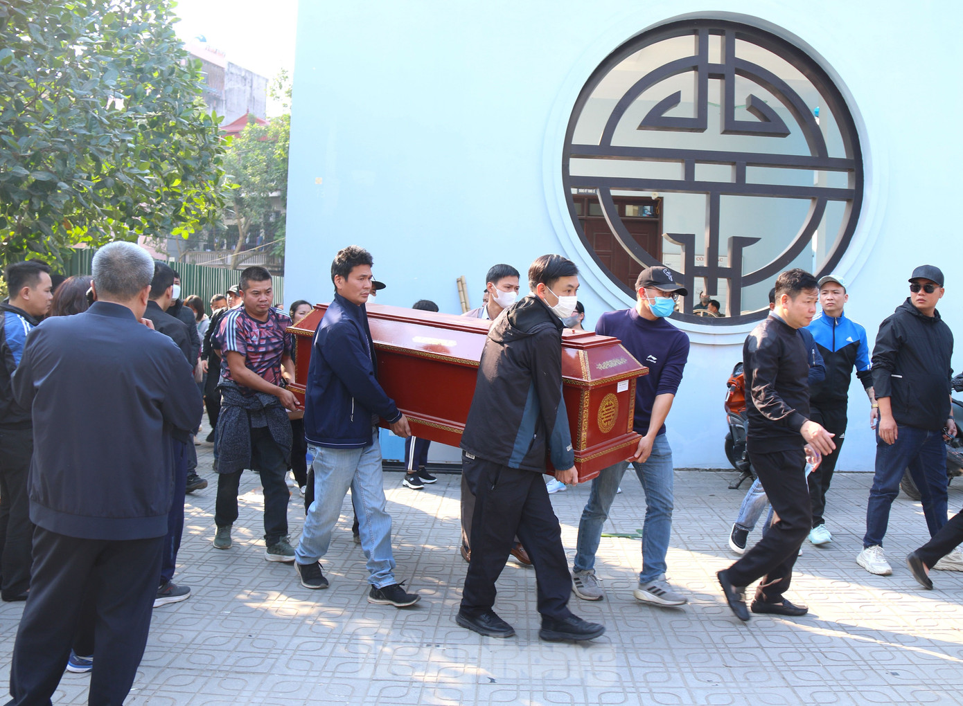 Khoảng 14h30, linh cữu nữ nạn nhân L.T.L (sinh năm 1978, sống tại Cổ Nhuế, Bắc Từ Liêm) được đưa về nhà chuẩn bị hậu sự.